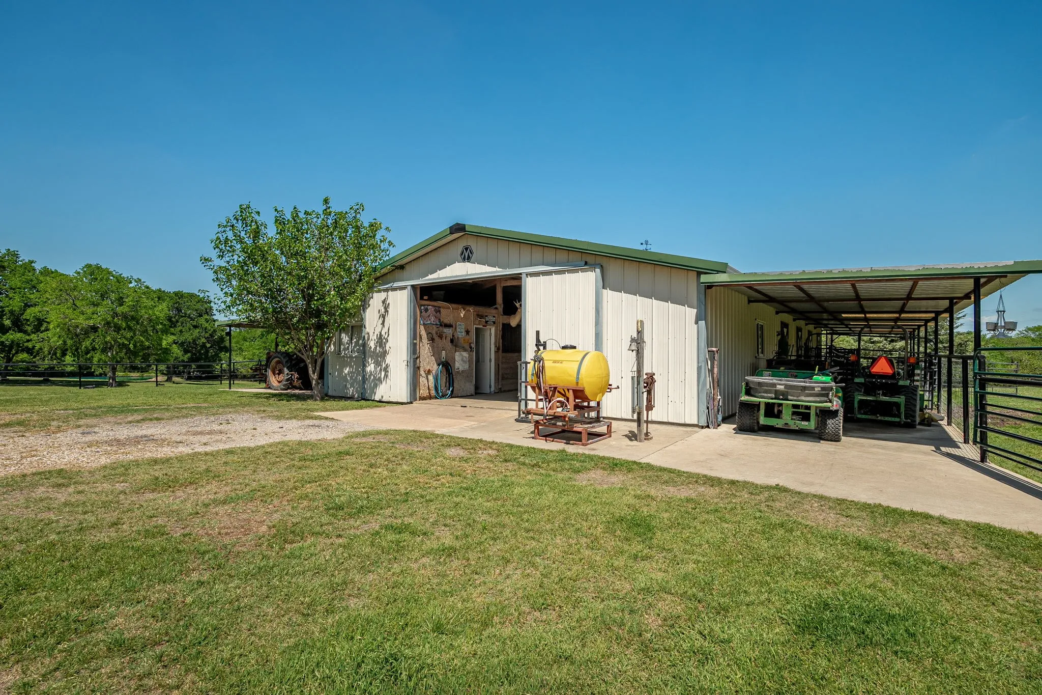 Single Family Residence For Sale in Collin County , 14392 State Highway 78 N, Blue Ridge, Texas 75424, 3 Bedroom, 3 Bathroom, Garage spaces, 2,438 Sqft, built in 1983, mls#21341040, Real Estate Agent in Blue Ridge, Homes For Sale in Collin county, Homes For Sale in Blue Ridge, Realtor in Blue Ridge Texas, Real Estate Brokerage Independent Realty Texas, Luminita Cordes Realtor