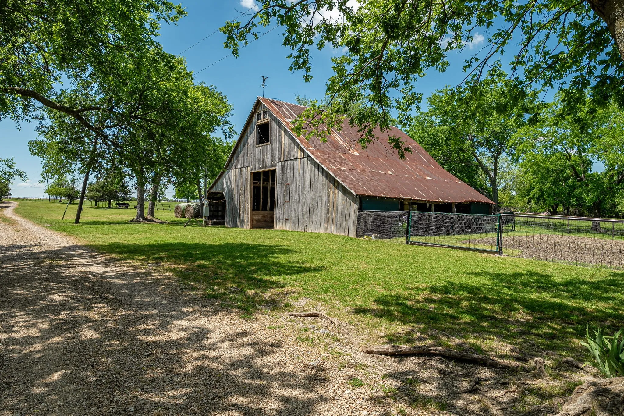 Single Family Residence For Sale in Collin County , 14392 State Highway 78 N, Blue Ridge, Texas 75424, 3 Bedroom, 3 Bathroom, Garage spaces, 2,438 Sqft, built in 1983, mls#21341040, Real Estate Agent in Blue Ridge, Homes For Sale in Collin county, Homes For Sale in Blue Ridge, Realtor in Blue Ridge Texas, Real Estate Brokerage Independent Realty Texas, Luminita Cordes Realtor