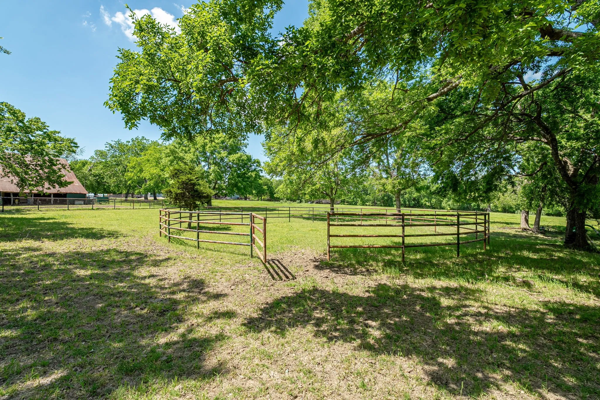 Single Family Residence For Sale in Collin County , 14392 State Highway 78 N, Blue Ridge, Texas 75424, 3 Bedroom, 3 Bathroom, Garage spaces, 2,438 Sqft, built in 1983, mls#21341040, Real Estate Agent in Blue Ridge, Homes For Sale in Collin county, Homes For Sale in Blue Ridge, Realtor in Blue Ridge Texas, Real Estate Brokerage Independent Realty Texas, Luminita Cordes Realtor