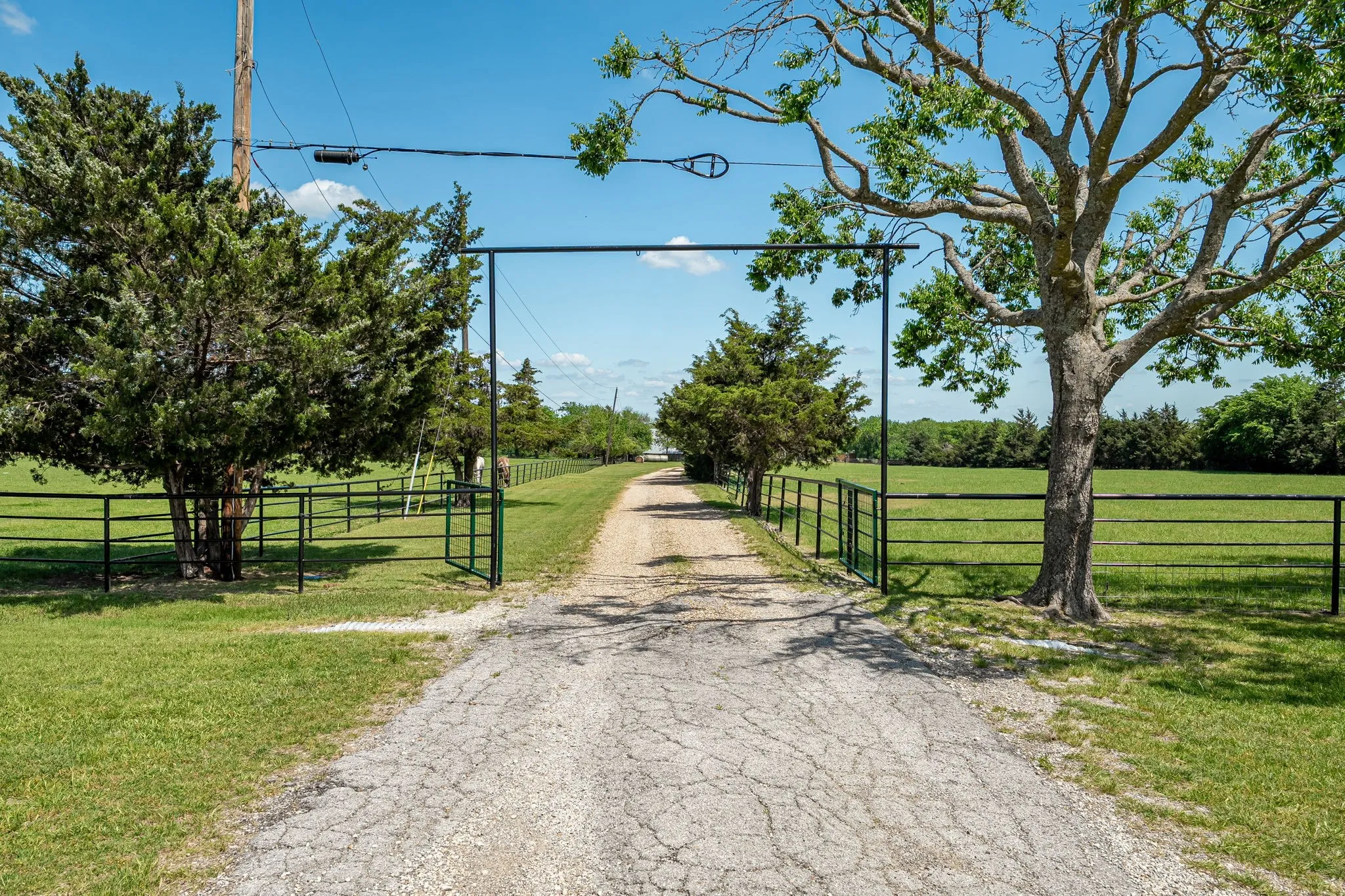 Single Family Residence For Sale in Collin County , 14392 State Highway 78 N, Blue Ridge, Texas 75424, 3 Bedroom, 3 Bathroom, Garage spaces, 2,438 Sqft, built in 1983, mls#21341040, Real Estate Agent in Blue Ridge, Homes For Sale in Collin county, Homes For Sale in Blue Ridge, Realtor in Blue Ridge Texas, Real Estate Brokerage Independent Realty Texas, Luminita Cordes Realtor