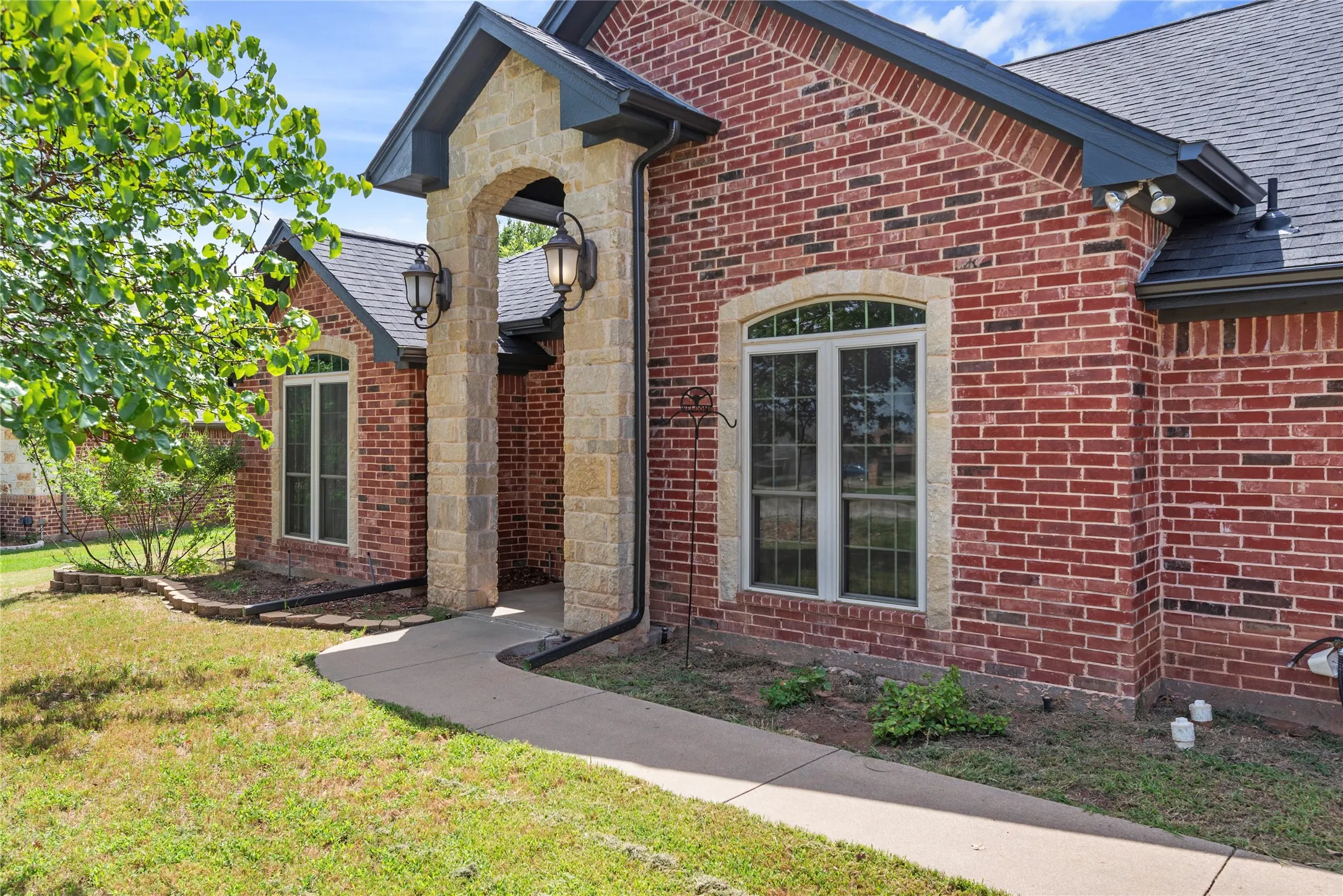 Single Family Residence For Sale in Hood County , 903 Winding Road, Granbury, Texas 76049, 3 Bedrooms, 2 Bathrooms, 2 Garage spaces, 1,976 Sqft, built in 2006, Price $379,900, mls#21339409, Real Estate Agent in Granbury, Homes For Sale in Hood county, Homes For Sale in Granbury, Realtor in Granbury Texas, Real Estate Brokerage Independent Realty Texas, Luminita Cordes Realtor