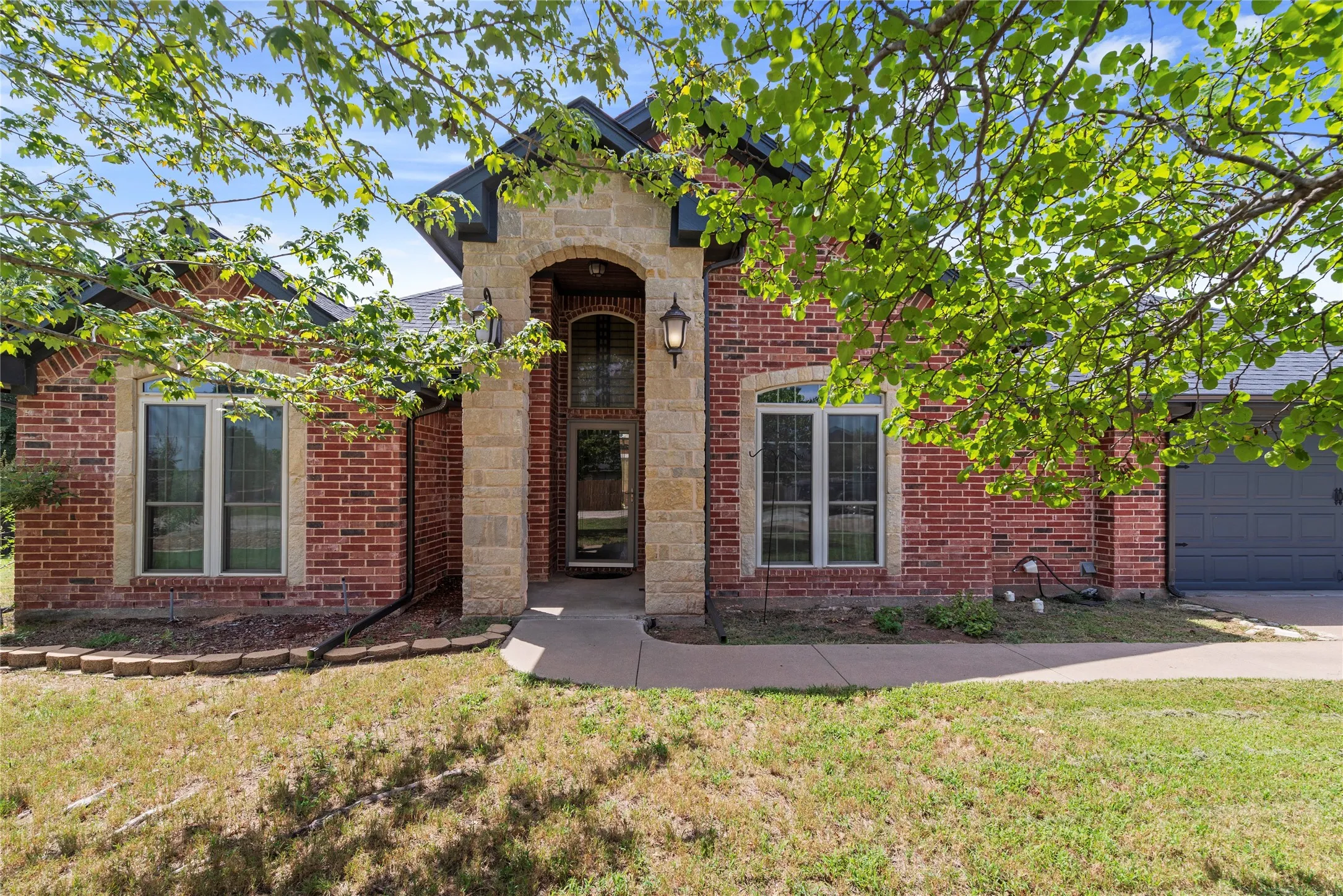 Single Family Residence For Sale in Hood County , 903 Winding Road, Granbury, Texas 76049, 3 Bedrooms, 2 Bathrooms, 2 Garage spaces, 1,976 Sqft, built in 2006, Price $379,900, mls#21339409, Real Estate Agent in Granbury, Homes For Sale in Hood county, Homes For Sale in Granbury, Realtor in Granbury Texas, Real Estate Brokerage Independent Realty Texas, Luminita Cordes Realtor