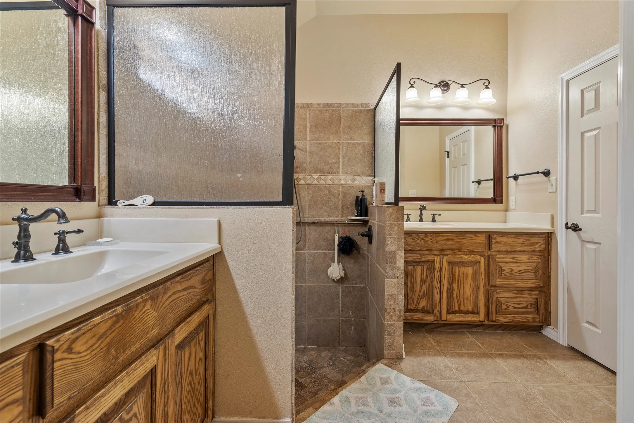 Single Family Residence For Sale in Hood County , 903 Winding Road, Granbury, Texas 76049, 3 Bedrooms, 2 Bathrooms, 2 Garage spaces, 1,976 Sqft, built in 2006, Price $379,900, mls#21339409, Real Estate Agent in Granbury, Homes For Sale in Hood county, Homes For Sale in Granbury, Realtor in Granbury Texas, Real Estate Brokerage Independent Realty Texas, Luminita Cordes Realtor