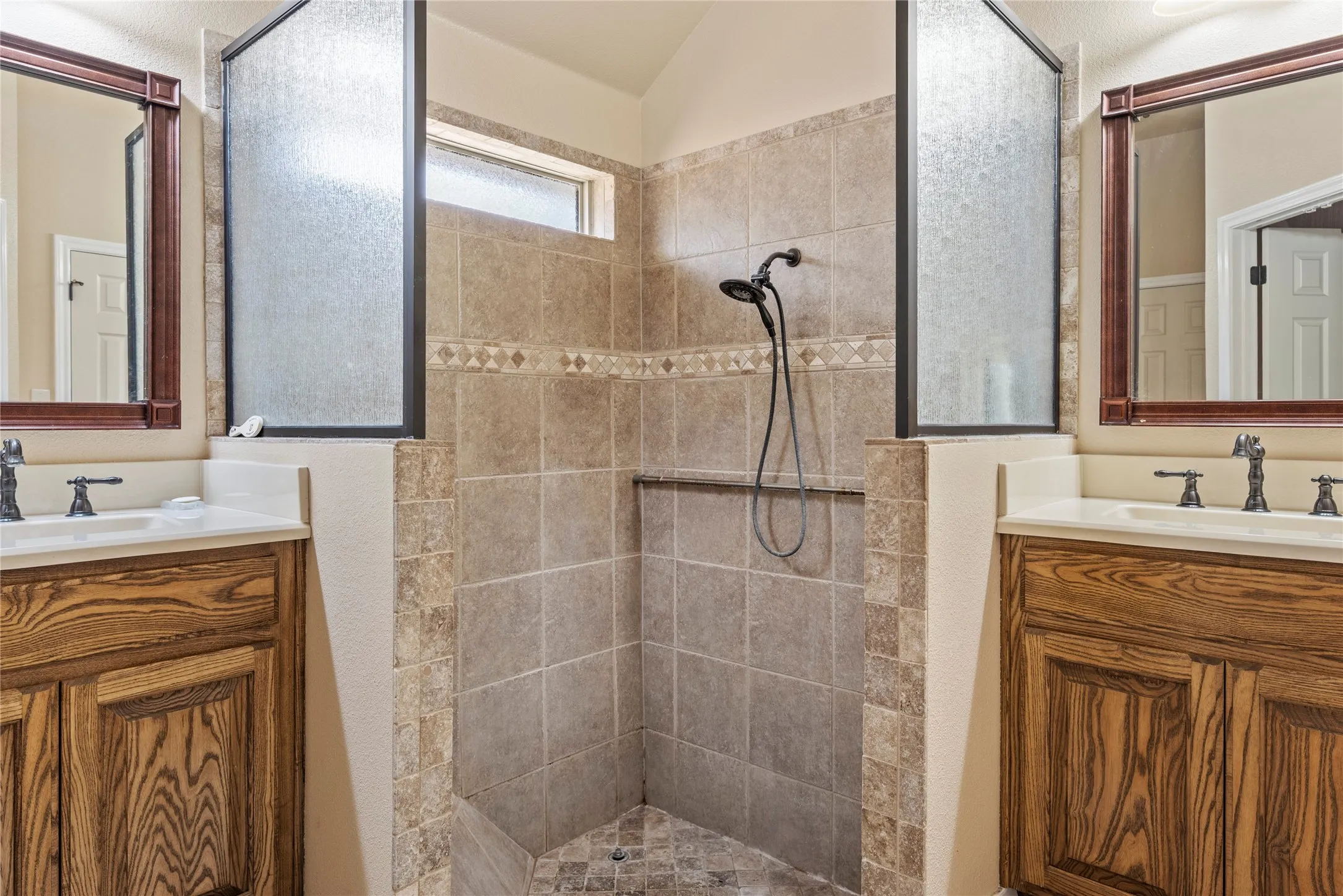 Single Family Residence For Sale in Hood County , 903 Winding Road, Granbury, Texas 76049, 3 Bedrooms, 2 Bathrooms, 2 Garage spaces, 1,976 Sqft, built in 2006, Price $379,900, mls#21339409, Real Estate Agent in Granbury, Homes For Sale in Hood county, Homes For Sale in Granbury, Realtor in Granbury Texas, Real Estate Brokerage Independent Realty Texas, Luminita Cordes Realtor