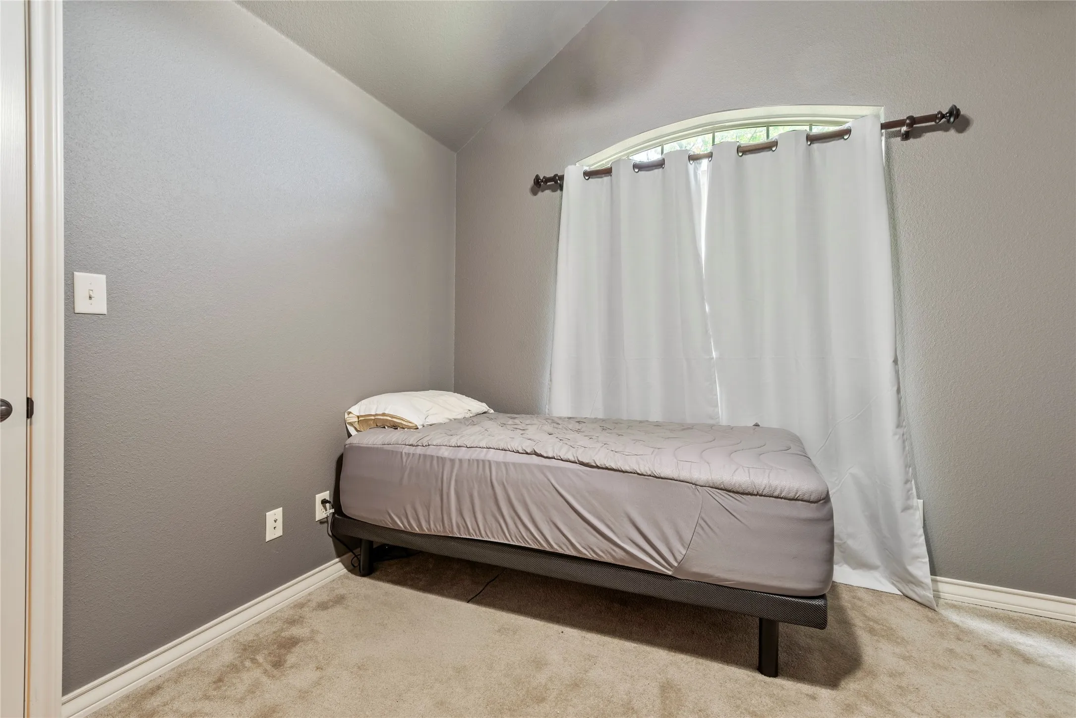 Single Family Residence For Sale in Hood County , 903 Winding Road, Granbury, Texas 76049, 3 Bedrooms, 2 Bathrooms, 2 Garage spaces, 1,976 Sqft, built in 2006, Price $379,900, mls#21339409, Real Estate Agent in Granbury, Homes For Sale in Hood county, Homes For Sale in Granbury, Realtor in Granbury Texas, Real Estate Brokerage Independent Realty Texas, Luminita Cordes Realtor