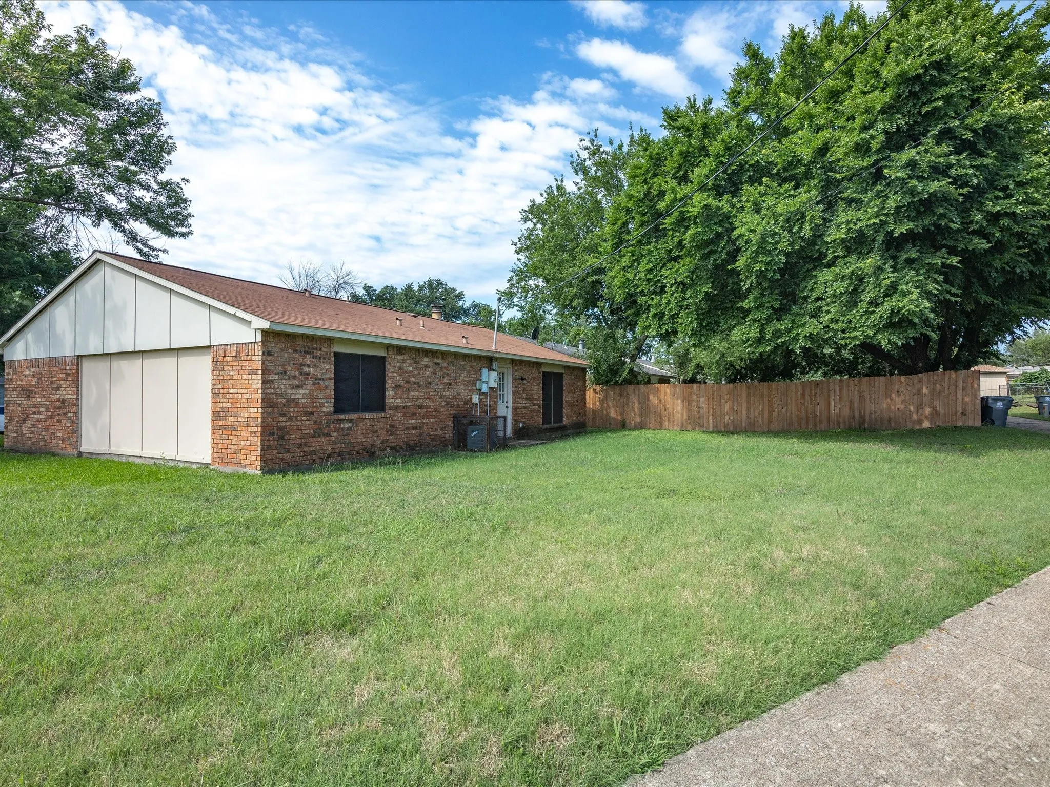Single Family Residence For Rent in Dallas County , 10217 Ironwood Lane, Dallas, Texas 75249, 3 Bedroom, 2 Bathroom, 1 Garage spaces, 1,398 Sqft, built in 1979, mls#21343296, Real Estate Agent in Dallas, Homes For Rent in Dallas county, Homes For Rent in Dallas, Realtor in Dallas Texas, Real Estate Brokerage Independent Realty Texas, Luminita Cordes Realtor