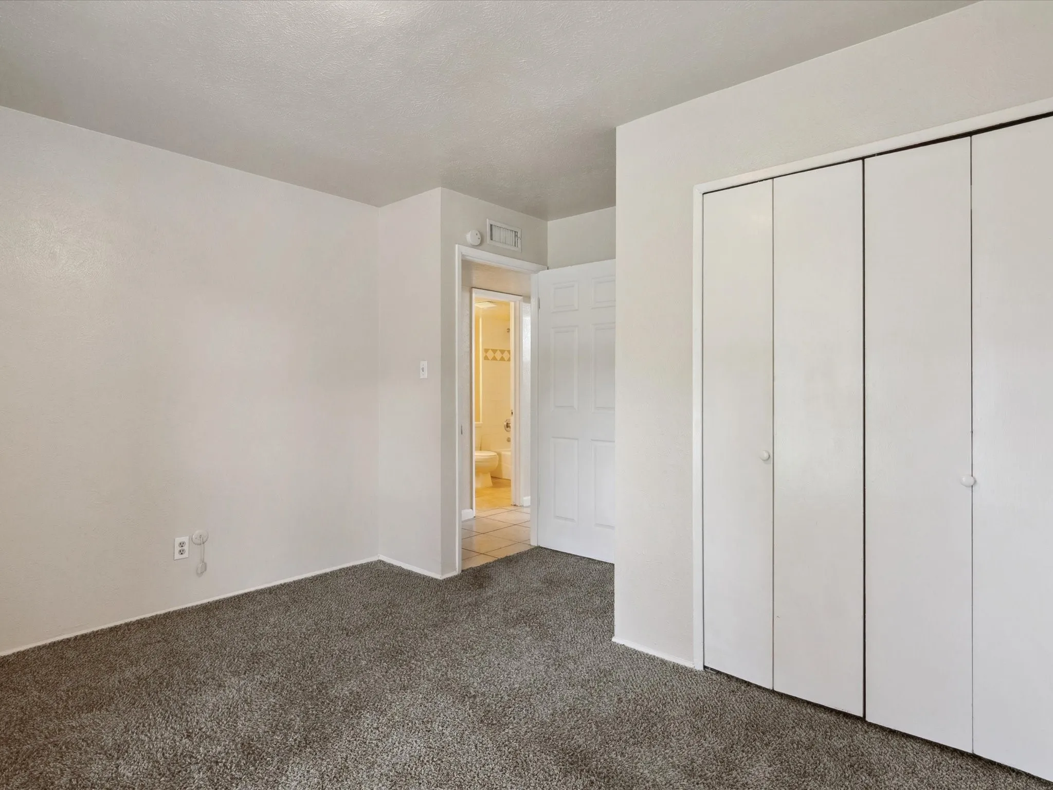 Single Family Residence For Rent in Dallas County , 10217 Ironwood Lane, Dallas, Texas 75249, 3 Bedroom, 2 Bathroom, 1 Garage spaces, 1,398 Sqft, built in 1979, mls#21343296, Real Estate Agent in Dallas, Homes For Rent in Dallas county, Homes For Rent in Dallas, Realtor in Dallas Texas, Real Estate Brokerage Independent Realty Texas, Luminita Cordes Realtor