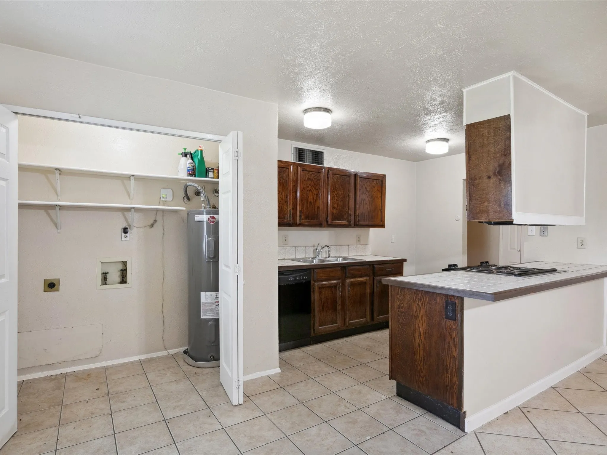 Single Family Residence For Rent in Dallas County , 10217 Ironwood Lane, Dallas, Texas 75249, 3 Bedroom, 2 Bathroom, 1 Garage spaces, 1,398 Sqft, built in 1979, mls#21343296, Real Estate Agent in Dallas, Homes For Rent in Dallas county, Homes For Rent in Dallas, Realtor in Dallas Texas, Real Estate Brokerage Independent Realty Texas, Luminita Cordes Realtor