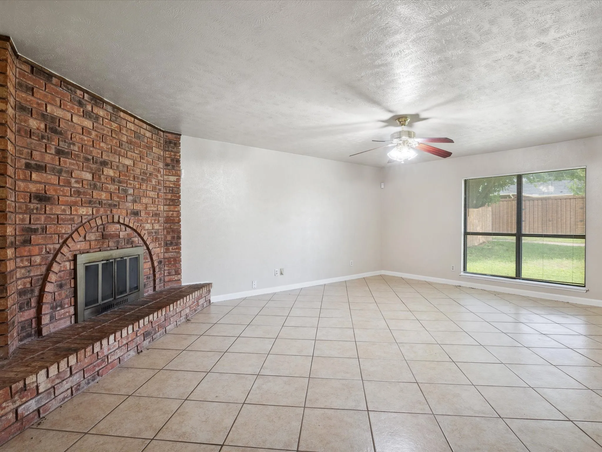 Single Family Residence For Rent in Dallas County , 10217 Ironwood Lane, Dallas, Texas 75249, 3 Bedroom, 2 Bathroom, 1 Garage spaces, 1,398 Sqft, built in 1979, mls#21343296, Real Estate Agent in Dallas, Homes For Rent in Dallas county, Homes For Rent in Dallas, Realtor in Dallas Texas, Real Estate Brokerage Independent Realty Texas, Luminita Cordes Realtor