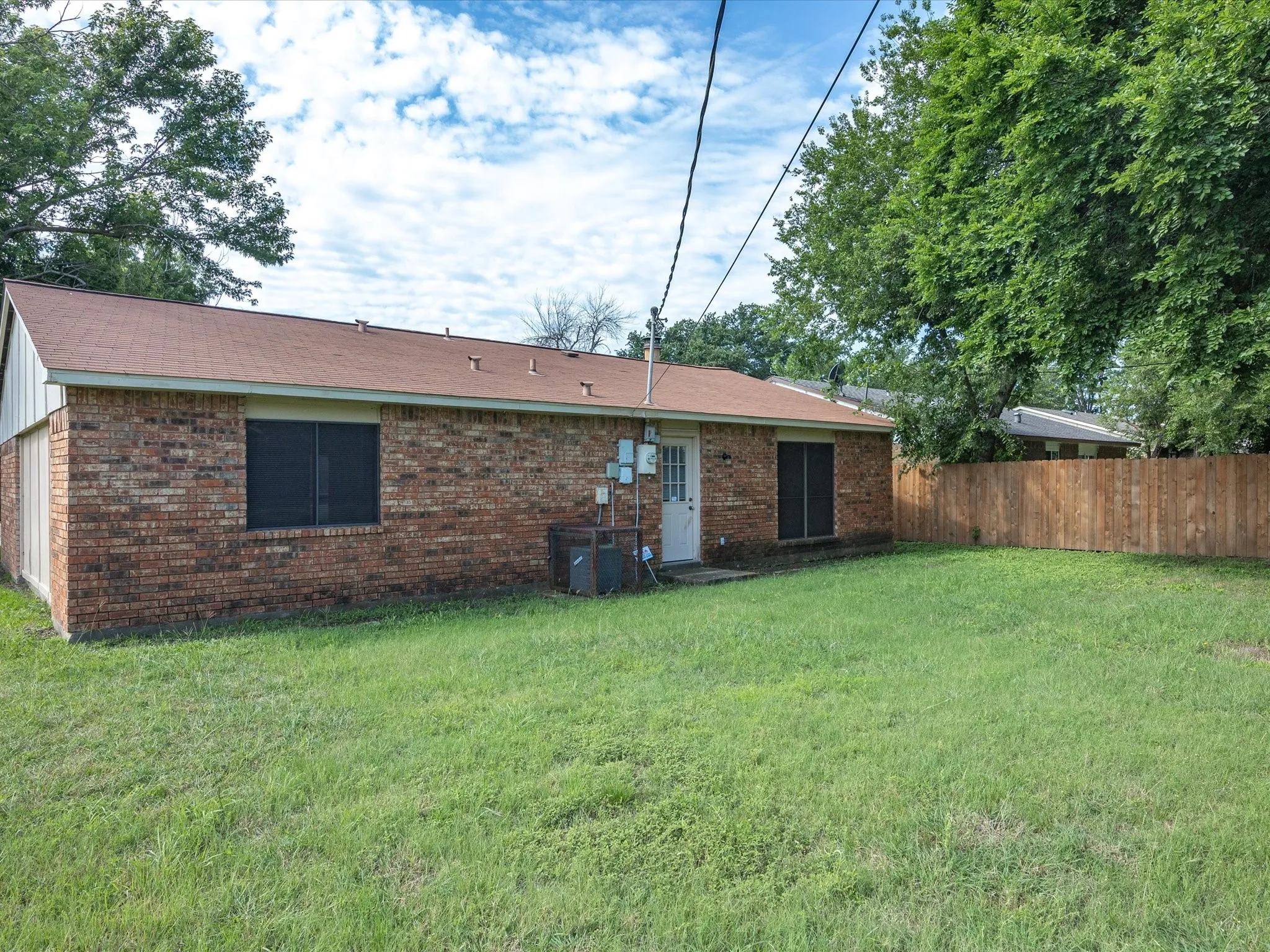 Single Family Residence For Rent in Dallas County , 10217 Ironwood Lane, Dallas, Texas 75249, 3 Bedroom, 2 Bathroom, 1 Garage spaces, 1,398 Sqft, built in 1979, mls#21343296, Real Estate Agent in Dallas, Homes For Rent in Dallas county, Homes For Rent in Dallas, Realtor in Dallas Texas, Real Estate Brokerage Independent Realty Texas, Luminita Cordes Realtor