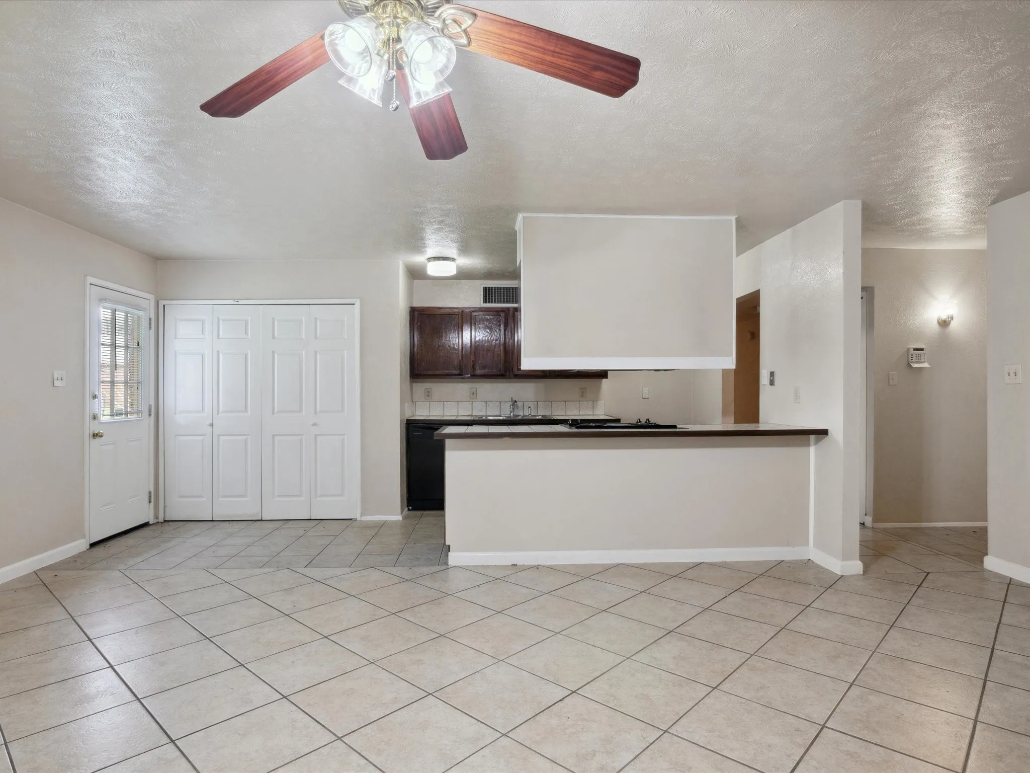 Single Family Residence For Rent in Dallas County , 10217 Ironwood Lane, Dallas, Texas 75249, 3 Bedroom, 2 Bathroom, 1 Garage spaces, 1,398 Sqft, built in 1979, mls#21343296, Real Estate Agent in Dallas, Homes For Rent in Dallas county, Homes For Rent in Dallas, Realtor in Dallas Texas, Real Estate Brokerage Independent Realty Texas, Luminita Cordes Realtor