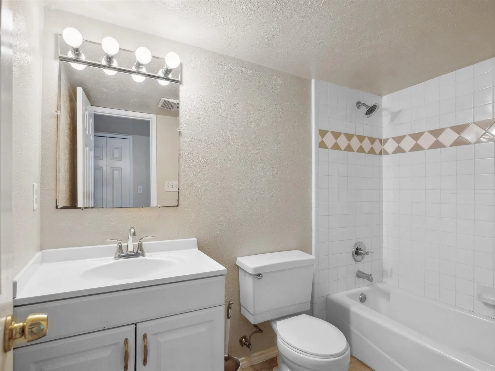 Single Family Residence For Rent in Dallas County , 10217 Ironwood Lane, Dallas, Texas 75249, 3 Bedroom, 2 Bathroom, 1 Garage spaces, 1,398 Sqft, built in 1979, mls#21343296, Real Estate Agent in Dallas, Homes For Rent in Dallas county, Homes For Rent in Dallas, Realtor in Dallas Texas, Real Estate Brokerage Independent Realty Texas, Luminita Cordes Realtor