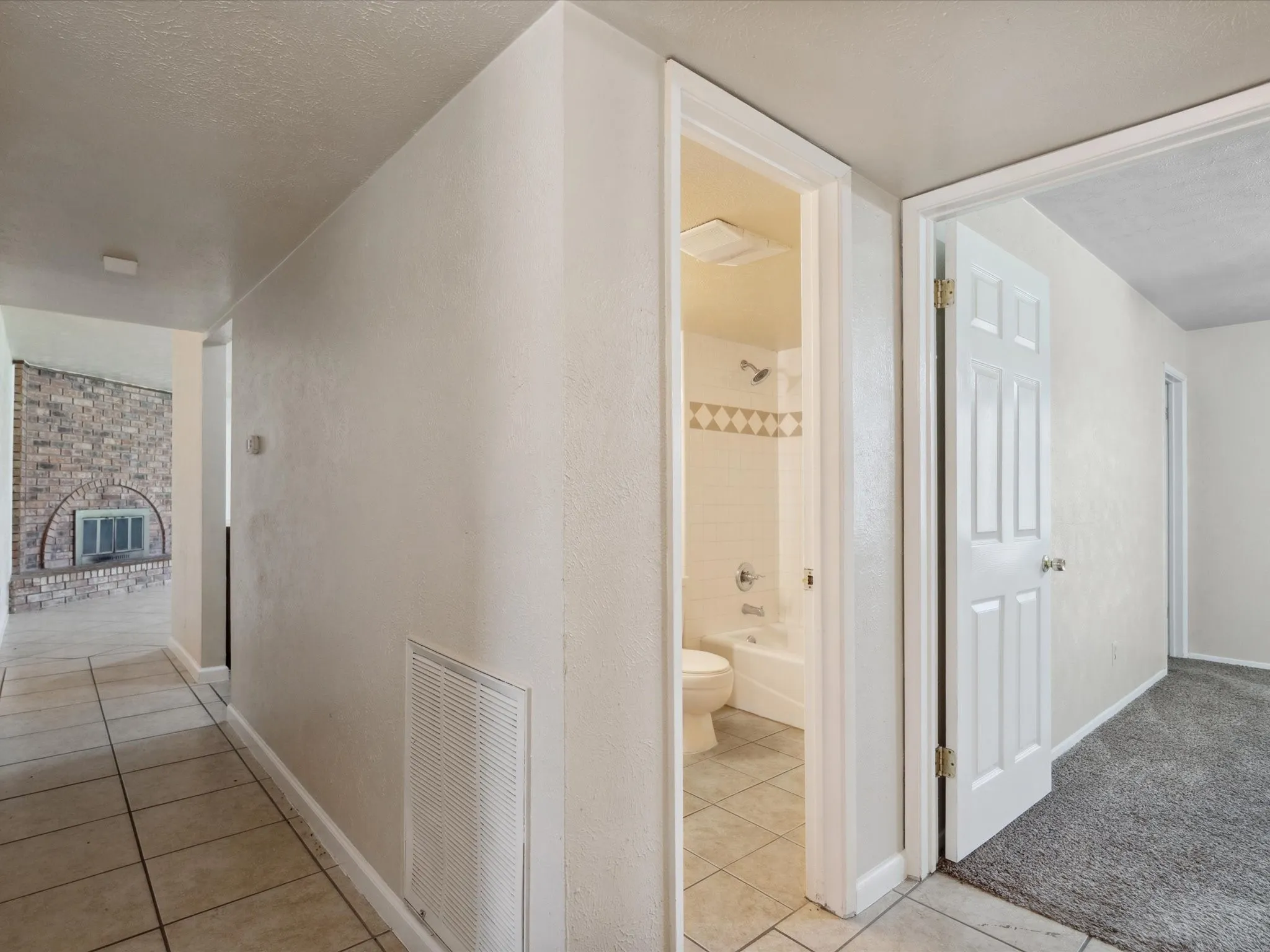 Single Family Residence For Rent in Dallas County , 10217 Ironwood Lane, Dallas, Texas 75249, 3 Bedroom, 2 Bathroom, 1 Garage spaces, 1,398 Sqft, built in 1979, mls#21343296, Real Estate Agent in Dallas, Homes For Rent in Dallas county, Homes For Rent in Dallas, Realtor in Dallas Texas, Real Estate Brokerage Independent Realty Texas, Luminita Cordes Realtor