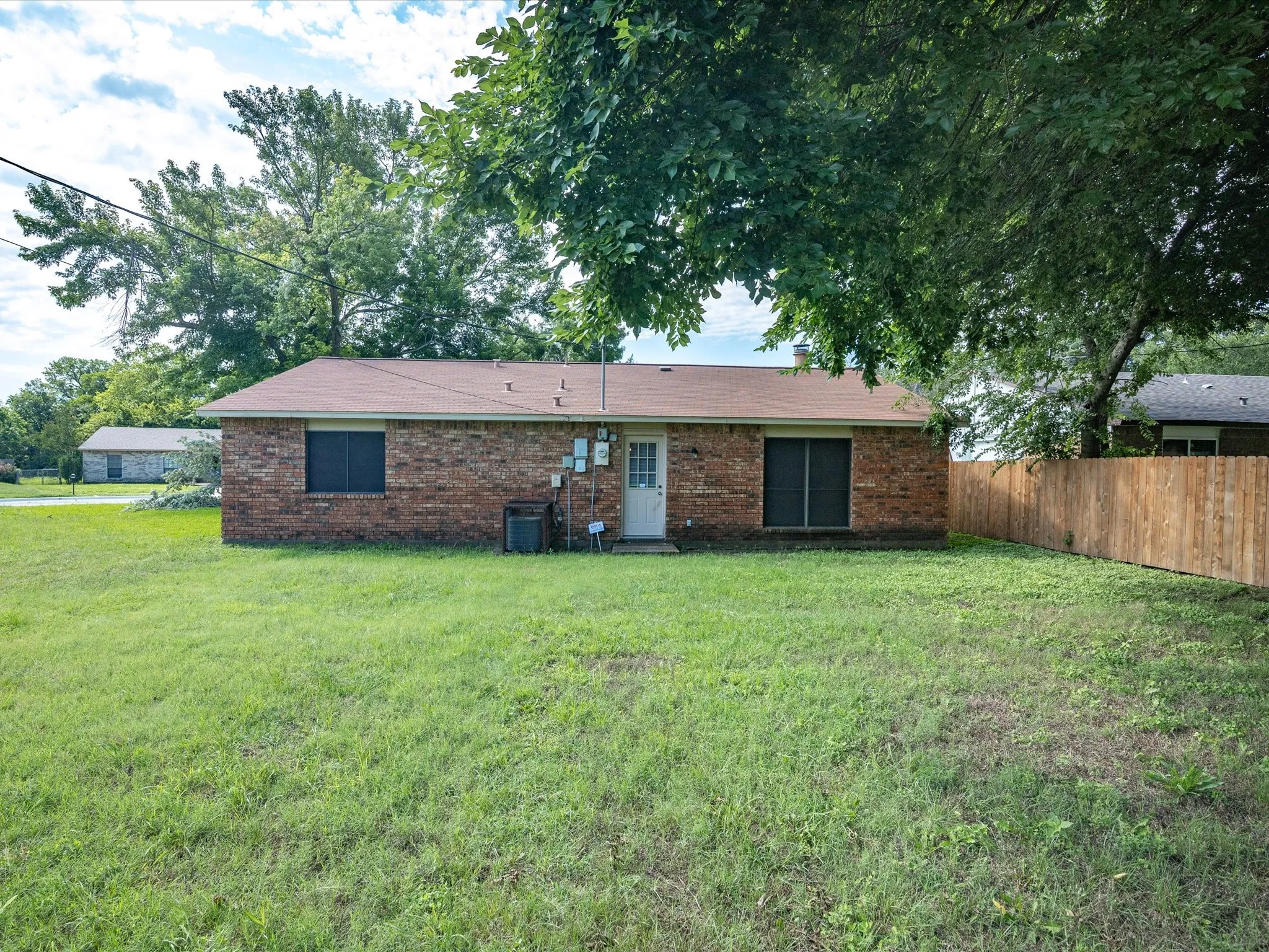 Single Family Residence For Rent in Dallas County , 10217 Ironwood Lane, Dallas, Texas 75249, 3 Bedroom, 2 Bathroom, 1 Garage spaces, 1,398 Sqft, built in 1979, mls#21343296, Real Estate Agent in Dallas, Homes For Rent in Dallas county, Homes For Rent in Dallas, Realtor in Dallas Texas, Real Estate Brokerage Independent Realty Texas, Luminita Cordes Realtor