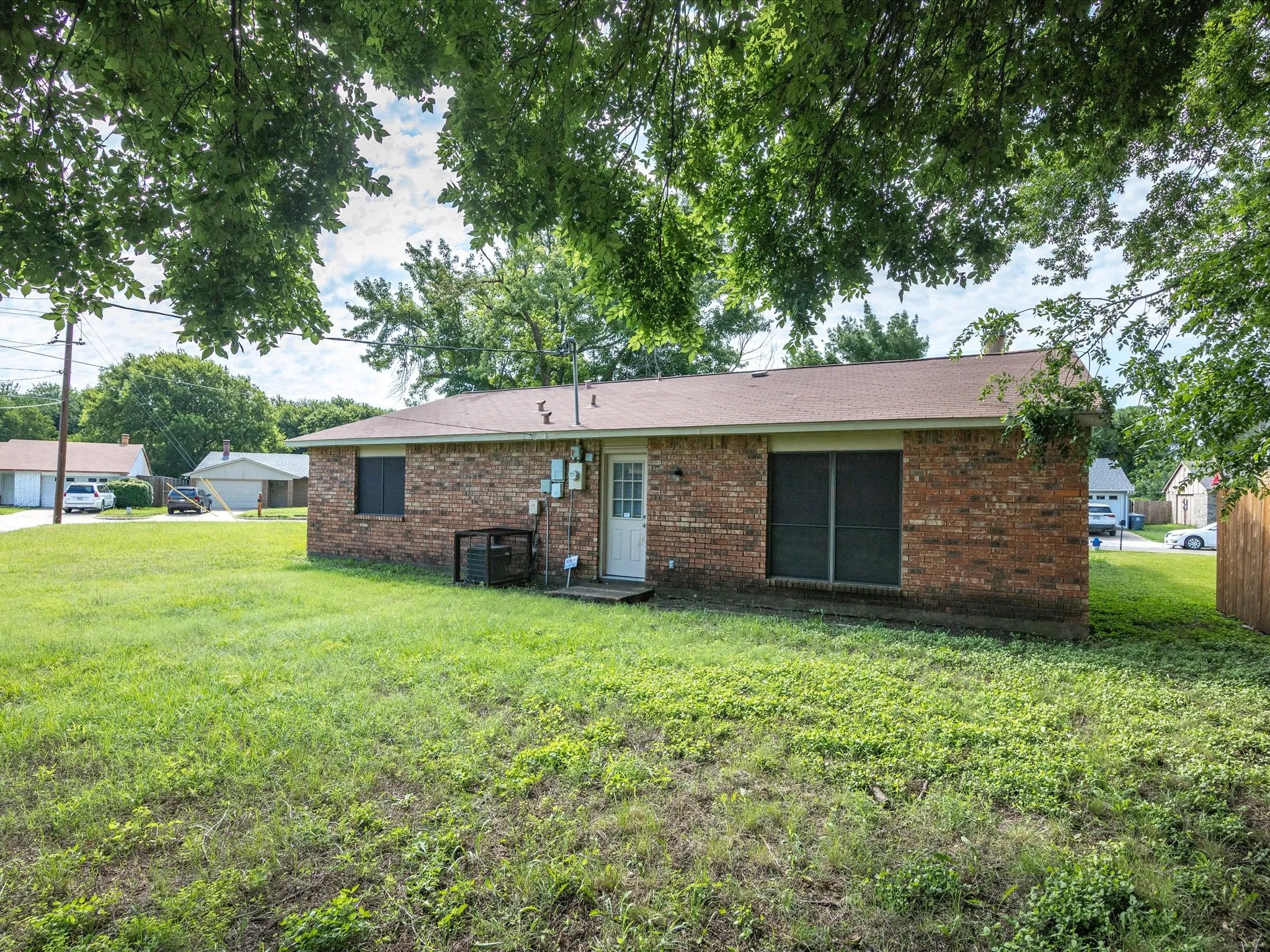 Single Family Residence For Rent in Dallas County , 10217 Ironwood Lane, Dallas, Texas 75249, 3 Bedroom, 2 Bathroom, 1 Garage spaces, 1,398 Sqft, built in 1979, mls#21343296, Real Estate Agent in Dallas, Homes For Rent in Dallas county, Homes For Rent in Dallas, Realtor in Dallas Texas, Real Estate Brokerage Independent Realty Texas, Luminita Cordes Realtor