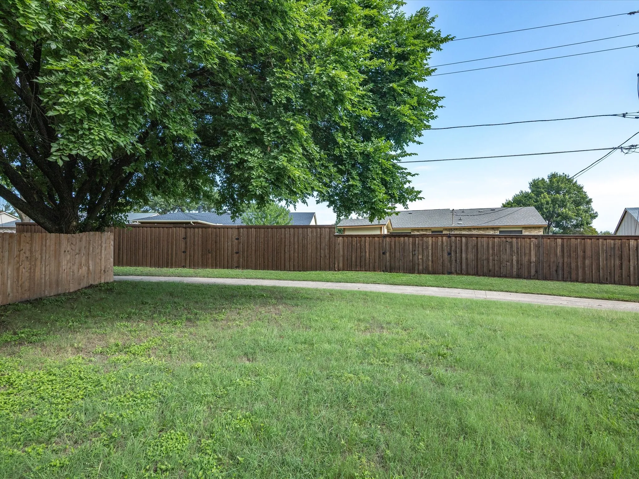 Single Family Residence For Rent in Dallas County , 10217 Ironwood Lane, Dallas, Texas 75249, 3 Bedroom, 2 Bathroom, 1 Garage spaces, 1,398 Sqft, built in 1979, mls#21343296, Real Estate Agent in Dallas, Homes For Rent in Dallas county, Homes For Rent in Dallas, Realtor in Dallas Texas, Real Estate Brokerage Independent Realty Texas, Luminita Cordes Realtor