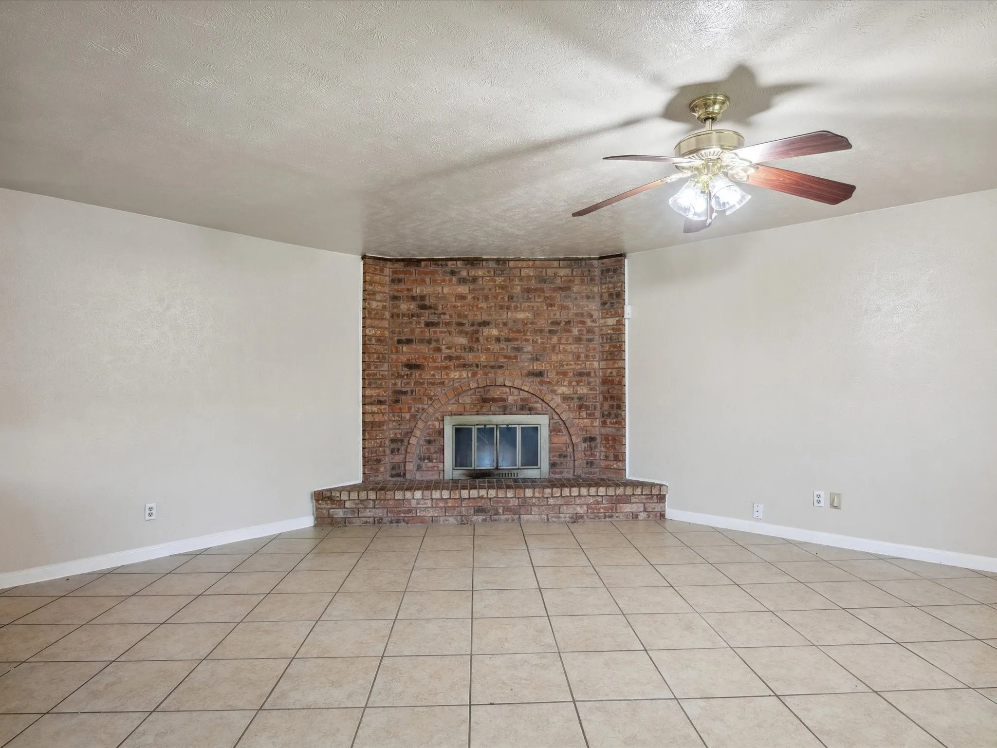 Single Family Residence For Rent in Dallas County , 10217 Ironwood Lane, Dallas, Texas 75249, 3 Bedroom, 2 Bathroom, 1 Garage spaces, 1,398 Sqft, built in 1979, mls#21343296, Real Estate Agent in Dallas, Homes For Rent in Dallas county, Homes For Rent in Dallas, Realtor in Dallas Texas, Real Estate Brokerage Independent Realty Texas, Luminita Cordes Realtor