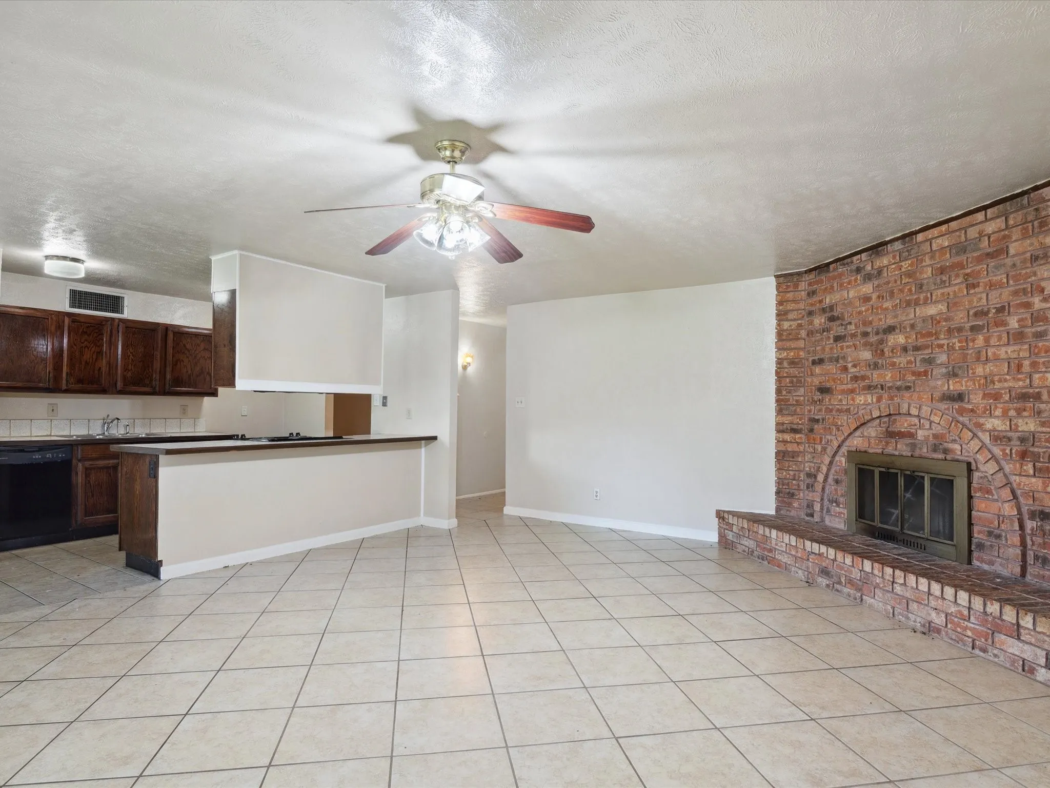 Single Family Residence For Rent in Dallas County , 10217 Ironwood Lane, Dallas, Texas 75249, 3 Bedroom, 2 Bathroom, 1 Garage spaces, 1,398 Sqft, built in 1979, mls#21343296, Real Estate Agent in Dallas, Homes For Rent in Dallas county, Homes For Rent in Dallas, Realtor in Dallas Texas, Real Estate Brokerage Independent Realty Texas, Luminita Cordes Realtor