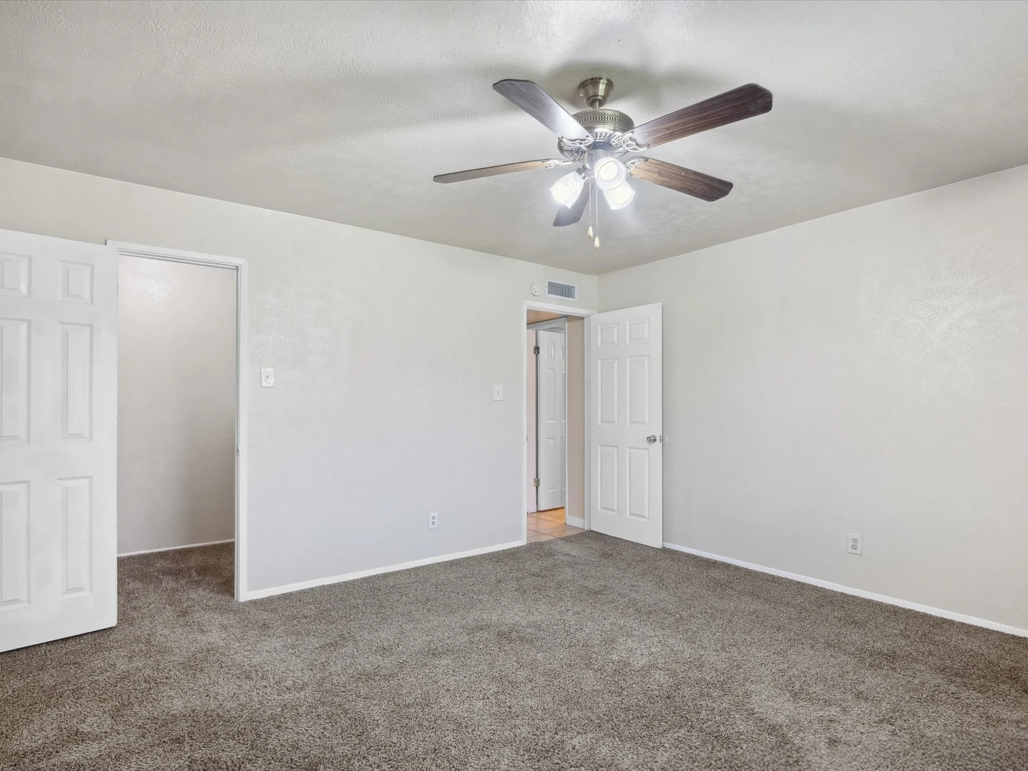 Single Family Residence For Rent in Dallas County , 10217 Ironwood Lane, Dallas, Texas 75249, 3 Bedroom, 2 Bathroom, 1 Garage spaces, 1,398 Sqft, built in 1979, mls#21343296, Real Estate Agent in Dallas, Homes For Rent in Dallas county, Homes For Rent in Dallas, Realtor in Dallas Texas, Real Estate Brokerage Independent Realty Texas, Luminita Cordes Realtor