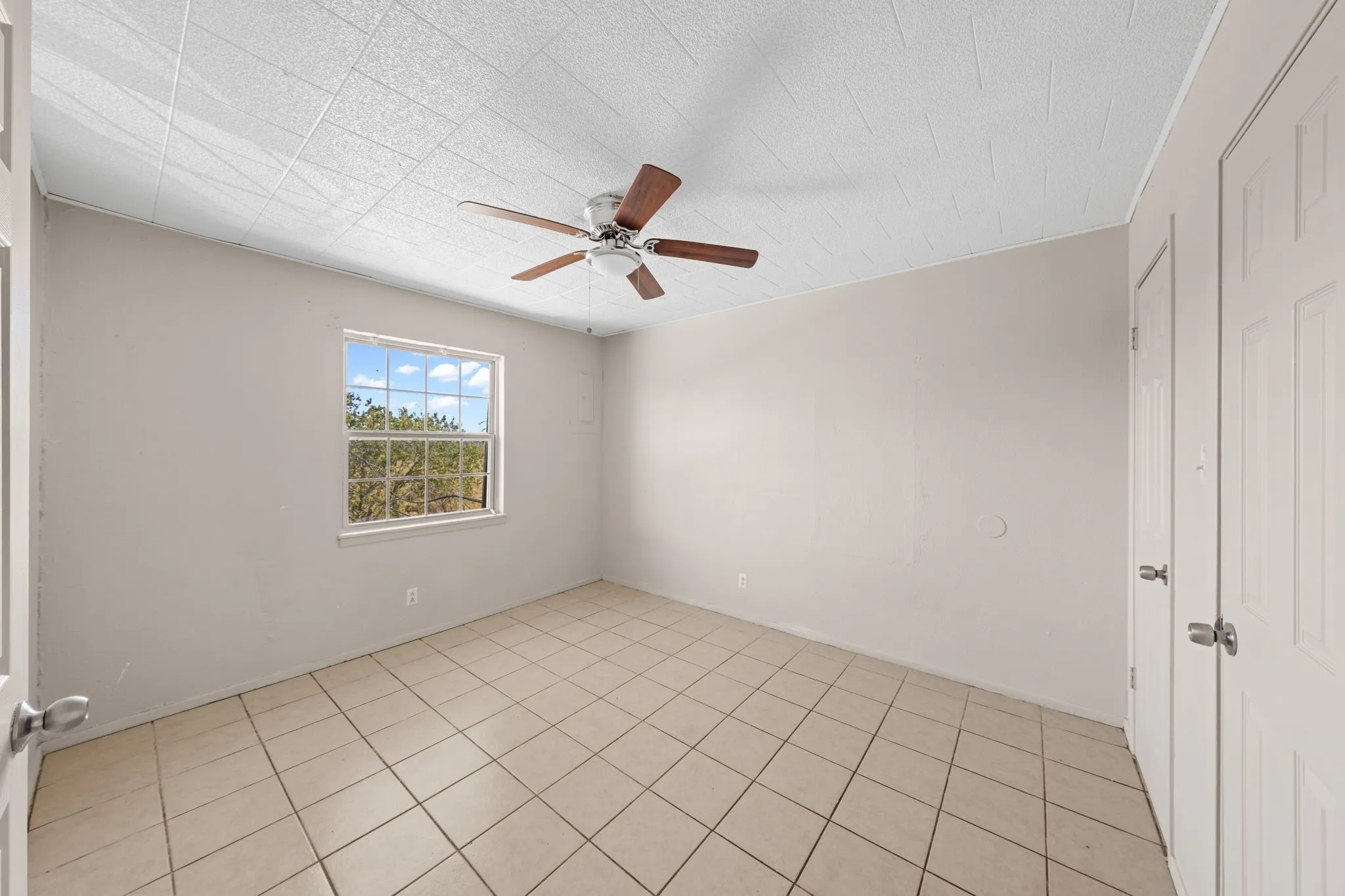 Unfurnished room featuring a ceiling fan