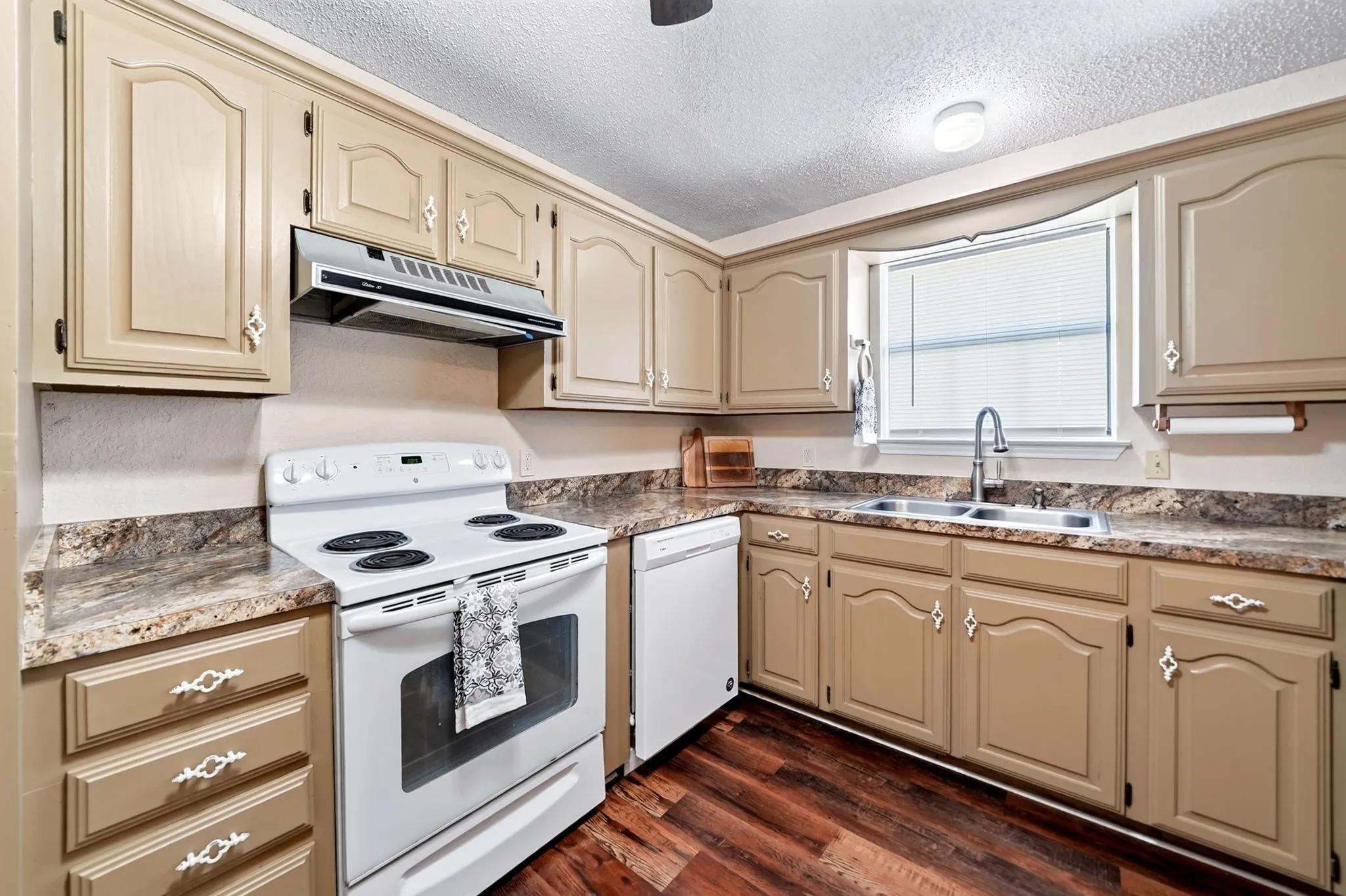 Single Family Residence For Sale in Hunt County , 7261 State Highway 50, Commerce, Texas 75428, 3 Bedroom, 2 Bathroom, 2 Garage spaces, 1,617 Sqft, built in 1989, mls#21343319, Real Estate Agent in Commerce, Homes For Sale in Hunt county, Homes For Sale in Commerce, Realtor in Commerce Texas, Real Estate Brokerage Independent Realty Texas, Luminita Cordes Realtor