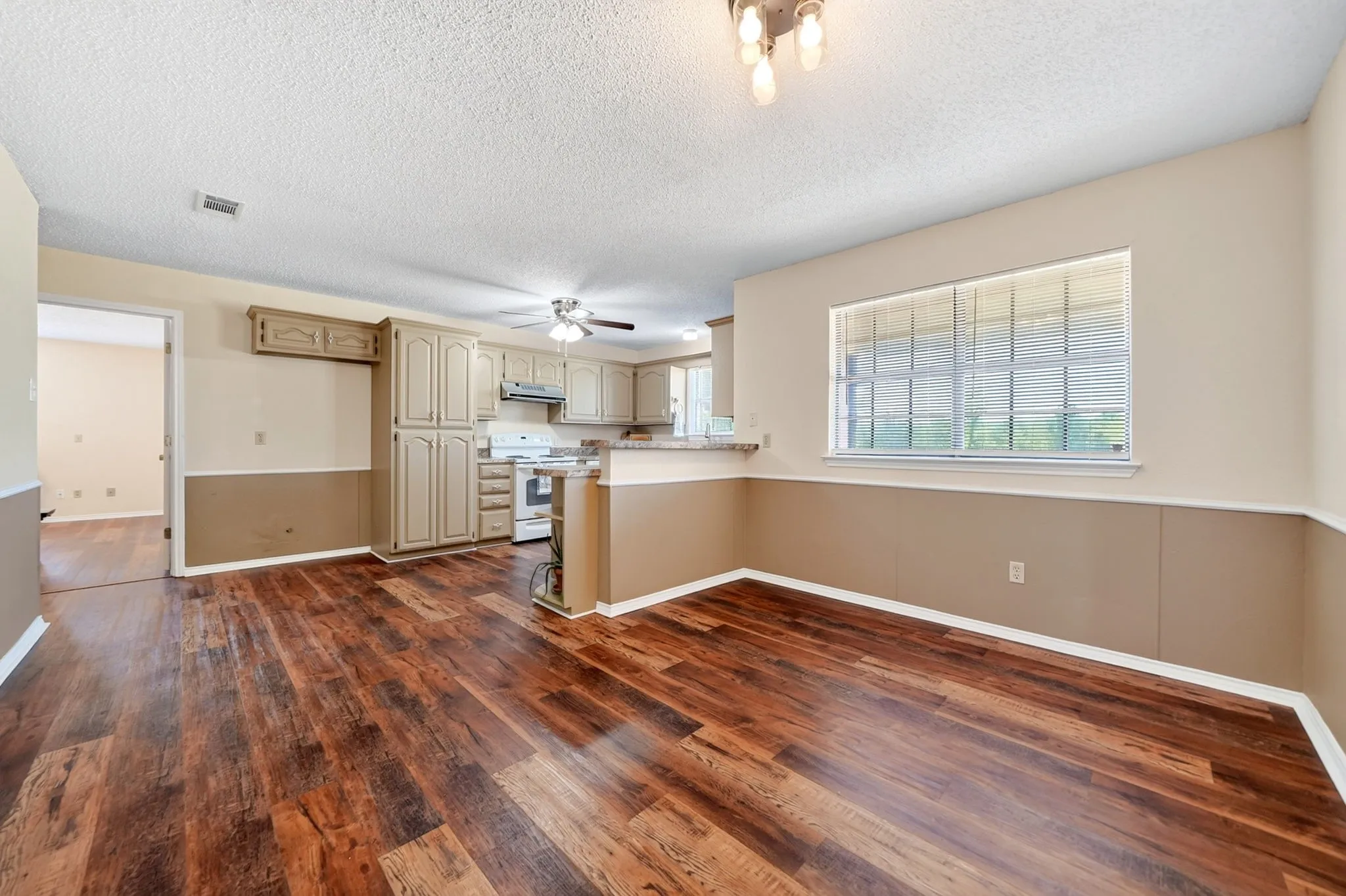Single Family Residence For Sale in Hunt County , 7261 State Highway 50, Commerce, Texas 75428, 3 Bedroom, 2 Bathroom, 2 Garage spaces, 1,617 Sqft, built in 1989, mls#21343319, Real Estate Agent in Commerce, Homes For Sale in Hunt county, Homes For Sale in Commerce, Realtor in Commerce Texas, Real Estate Brokerage Independent Realty Texas, Luminita Cordes Realtor
