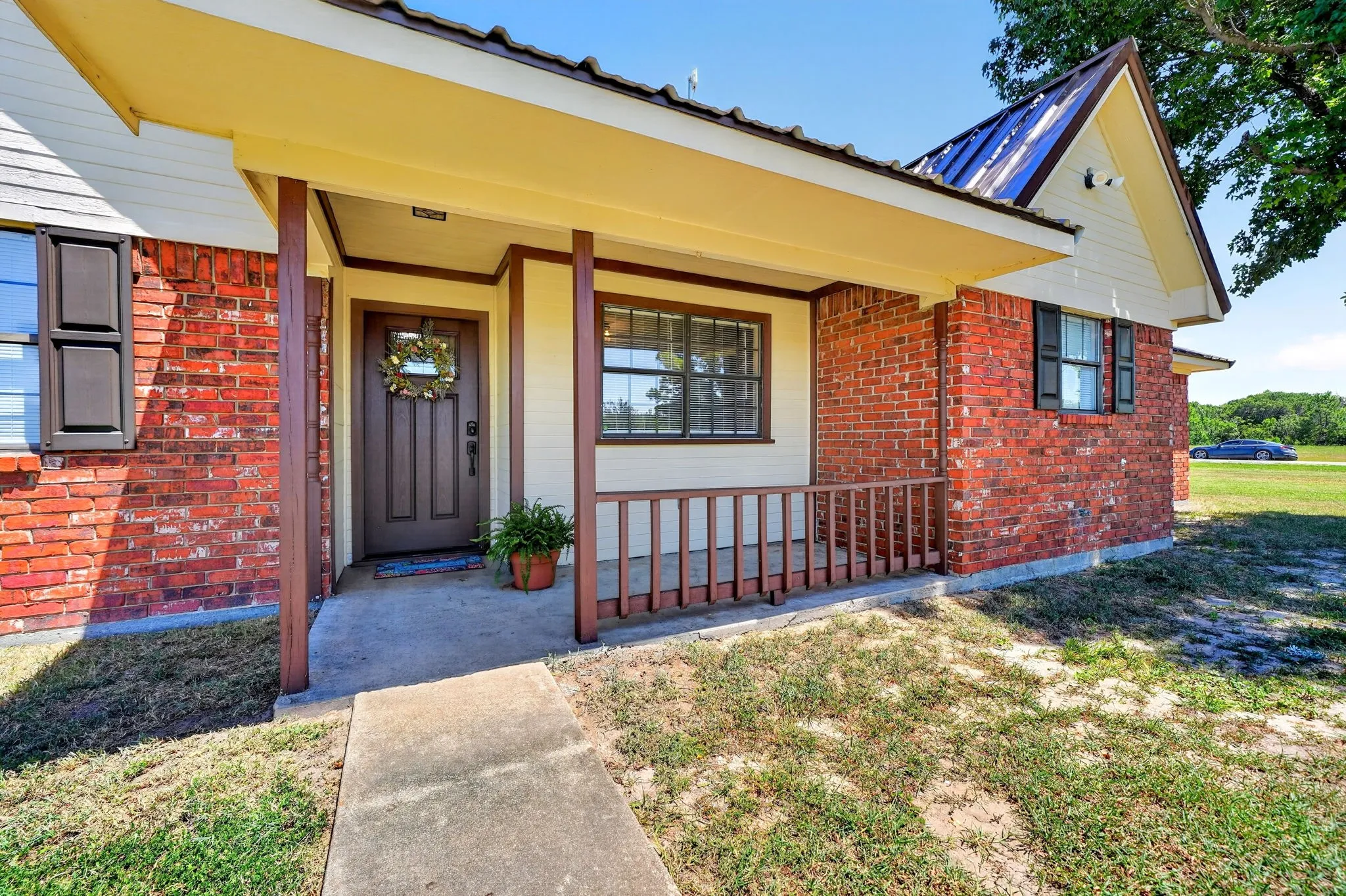 Single Family Residence For Sale in Hunt County , 7261 State Highway 50, Commerce, Texas 75428, 3 Bedroom, 2 Bathroom, 2 Garage spaces, 1,617 Sqft, built in 1989, mls#21343319, Real Estate Agent in Commerce, Homes For Sale in Hunt county, Homes For Sale in Commerce, Realtor in Commerce Texas, Real Estate Brokerage Independent Realty Texas, Luminita Cordes Realtor