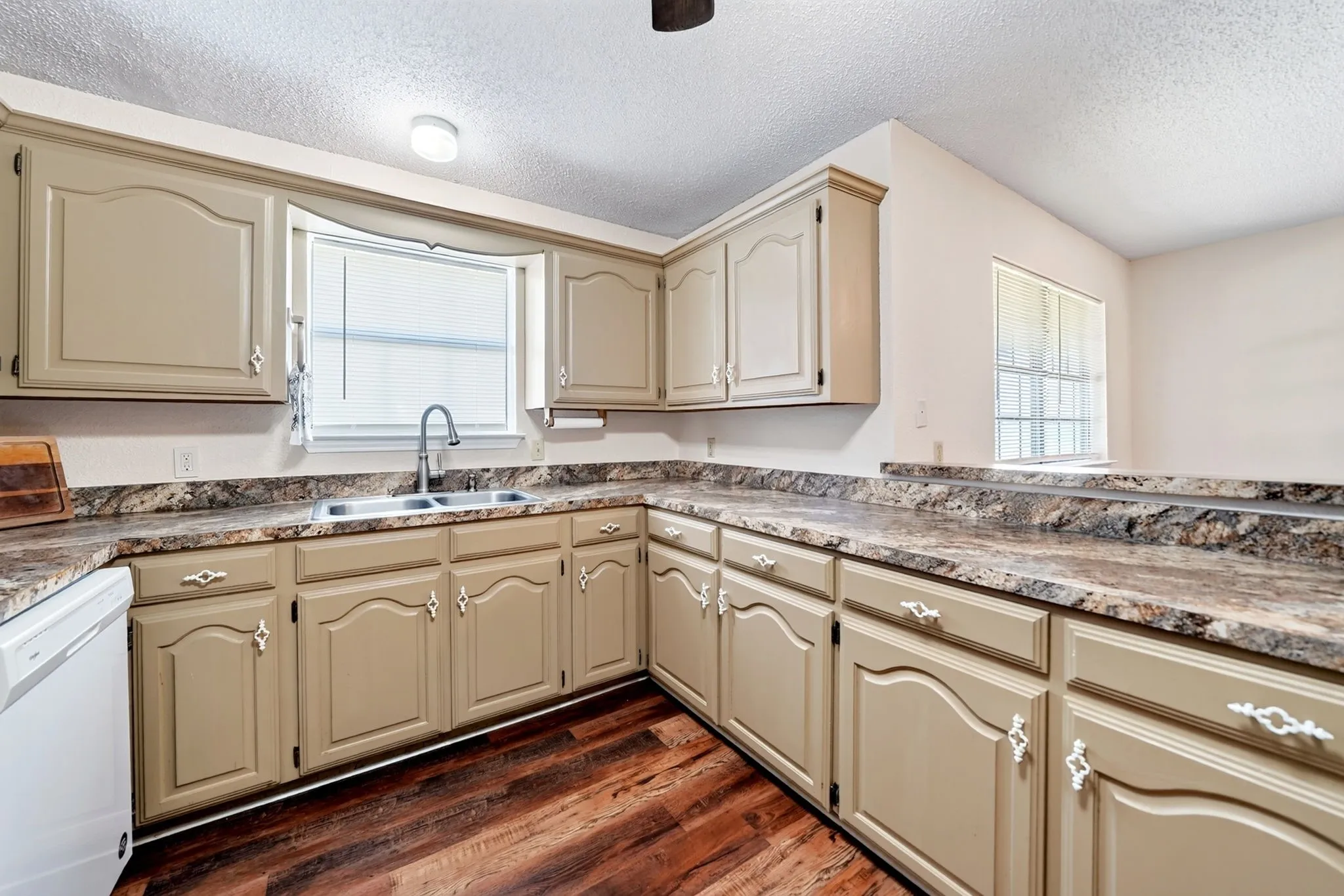 Single Family Residence For Sale in Hunt County , 7261 State Highway 50, Commerce, Texas 75428, 3 Bedroom, 2 Bathroom, 2 Garage spaces, 1,617 Sqft, built in 1989, mls#21343319, Real Estate Agent in Commerce, Homes For Sale in Hunt county, Homes For Sale in Commerce, Realtor in Commerce Texas, Real Estate Brokerage Independent Realty Texas, Luminita Cordes Realtor