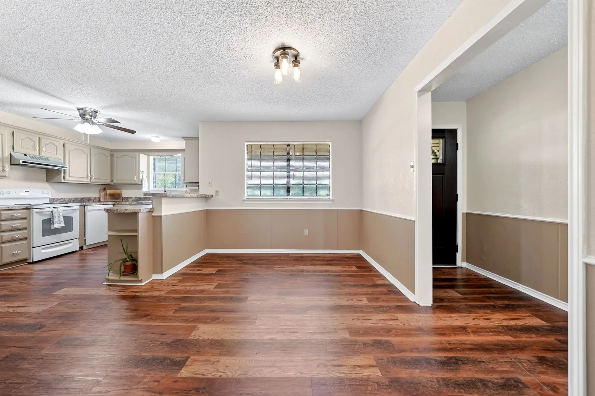 Single Family Residence For Sale in Hunt County , 7261 State Highway 50, Commerce, Texas 75428, 3 Bedroom, 2 Bathroom, 2 Garage spaces, 1,617 Sqft, built in 1989, mls#21343319, Real Estate Agent in Commerce, Homes For Sale in Hunt county, Homes For Sale in Commerce, Realtor in Commerce Texas, Real Estate Brokerage Independent Realty Texas, Luminita Cordes Realtor