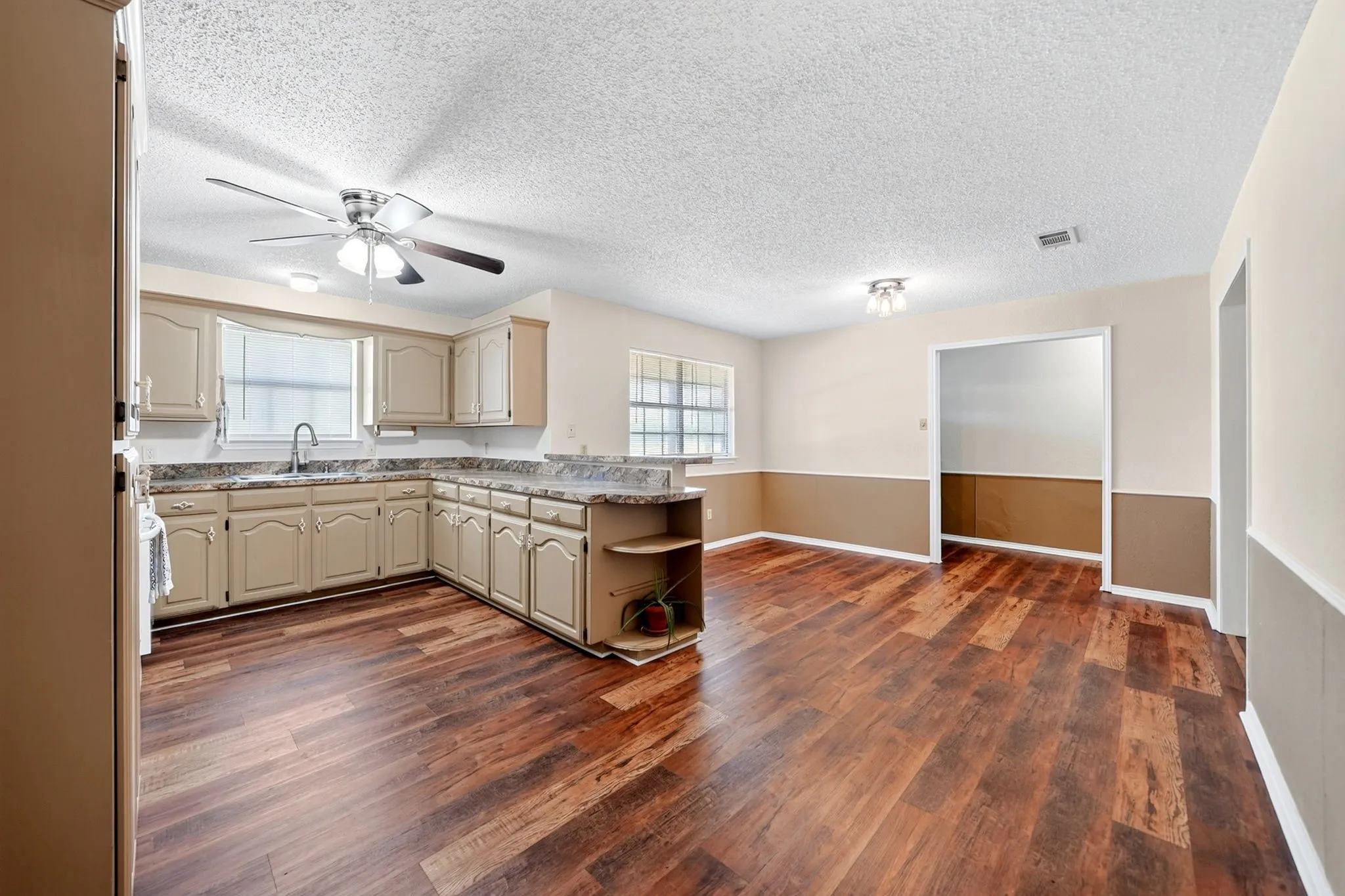 Single Family Residence For Sale in Hunt County , 7261 State Highway 50, Commerce, Texas 75428, 3 Bedroom, 2 Bathroom, 2 Garage spaces, 1,617 Sqft, built in 1989, mls#21343319, Real Estate Agent in Commerce, Homes For Sale in Hunt county, Homes For Sale in Commerce, Realtor in Commerce Texas, Real Estate Brokerage Independent Realty Texas, Luminita Cordes Realtor