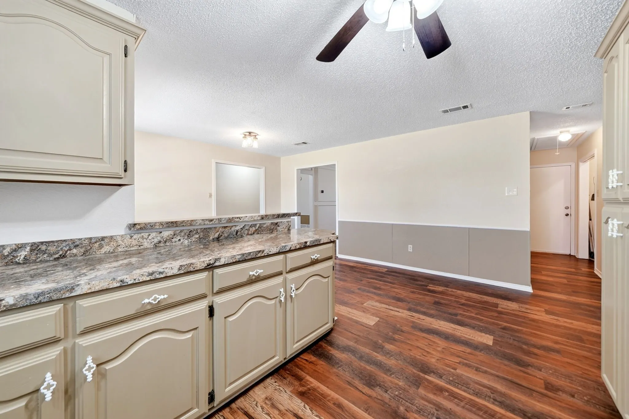 Single Family Residence For Sale in Hunt County , 7261 State Highway 50, Commerce, Texas 75428, 3 Bedroom, 2 Bathroom, 2 Garage spaces, 1,617 Sqft, built in 1989, mls#21343319, Real Estate Agent in Commerce, Homes For Sale in Hunt county, Homes For Sale in Commerce, Realtor in Commerce Texas, Real Estate Brokerage Independent Realty Texas, Luminita Cordes Realtor