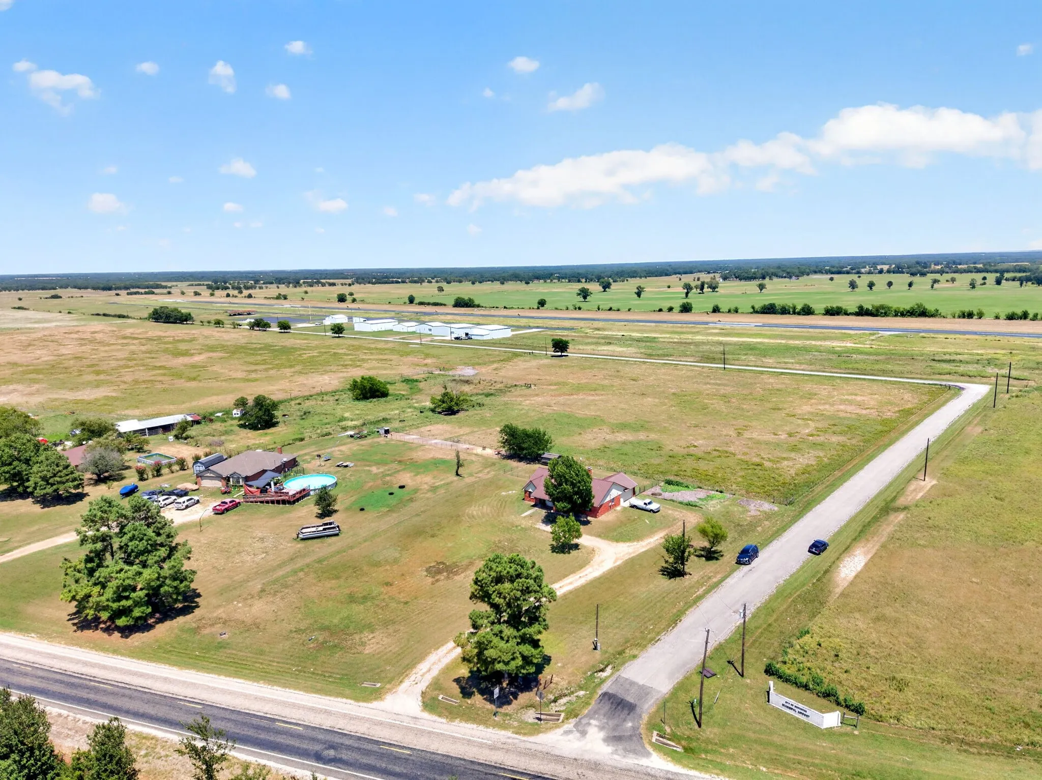 Single Family Residence For Sale in Hunt County , 7261 State Highway 50, Commerce, Texas 75428, 3 Bedroom, 2 Bathroom, 2 Garage spaces, 1,617 Sqft, built in 1989, mls#21343319, Real Estate Agent in Commerce, Homes For Sale in Hunt county, Homes For Sale in Commerce, Realtor in Commerce Texas, Real Estate Brokerage Independent Realty Texas, Luminita Cordes Realtor