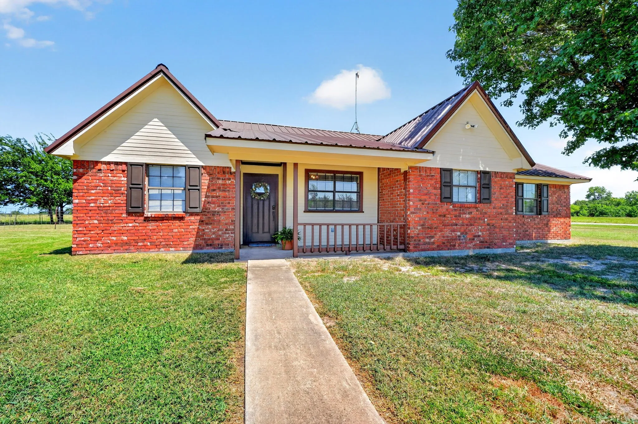 Single Family Residence For Sale in Hunt County , 7261 State Highway 50, Commerce, Texas 75428, 3 Bedroom, 2 Bathroom, 2 Garage spaces, 1,617 Sqft, built in 1989, mls#21343319, Real Estate Agent in Commerce, Homes For Sale in Hunt county, Homes For Sale in Commerce, Realtor in Commerce Texas, Real Estate Brokerage Independent Realty Texas, Luminita Cordes Realtor