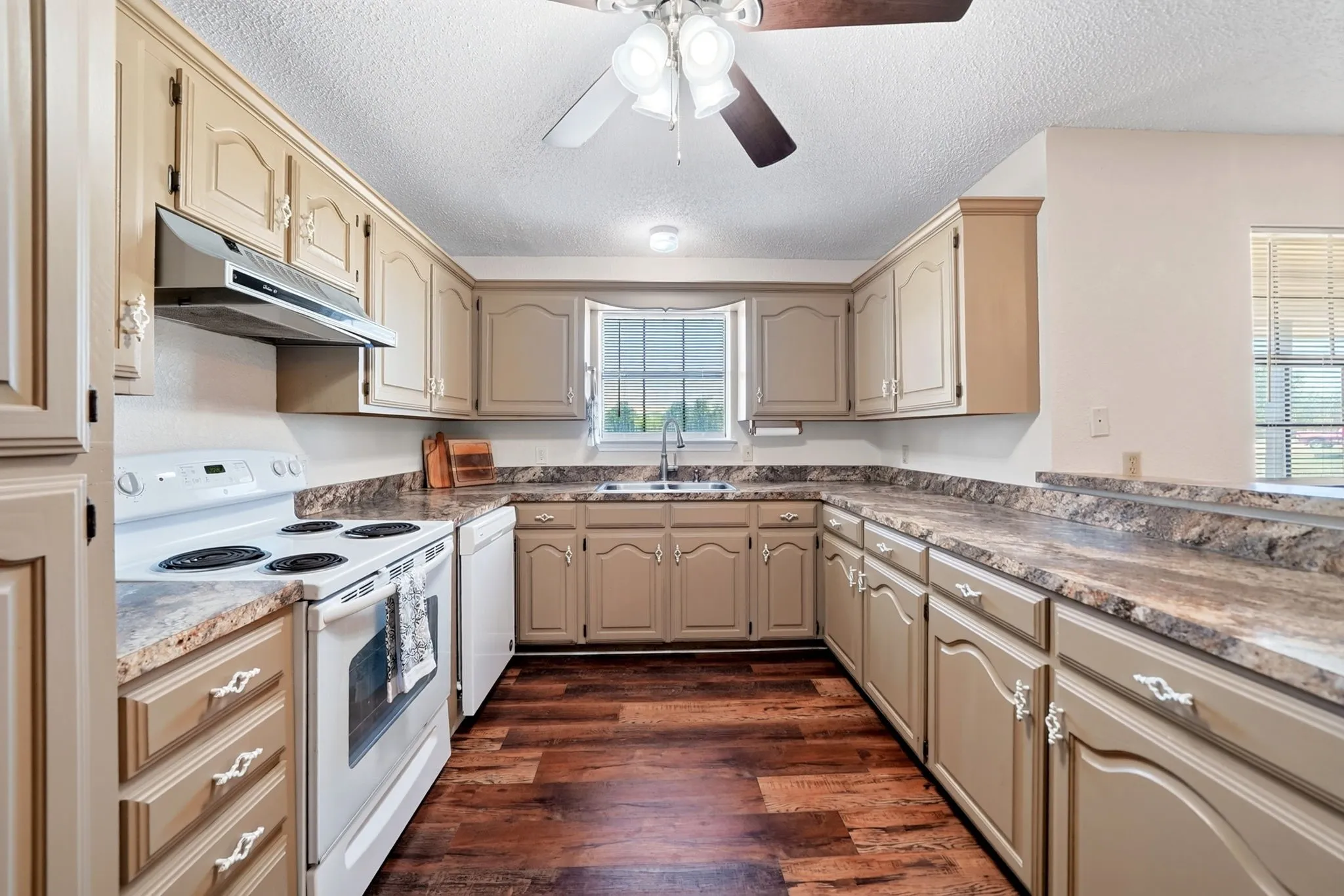 Single Family Residence For Sale in Hunt County , 7261 State Highway 50, Commerce, Texas 75428, 3 Bedroom, 2 Bathroom, 2 Garage spaces, 1,617 Sqft, built in 1989, mls#21343319, Real Estate Agent in Commerce, Homes For Sale in Hunt county, Homes For Sale in Commerce, Realtor in Commerce Texas, Real Estate Brokerage Independent Realty Texas, Luminita Cordes Realtor