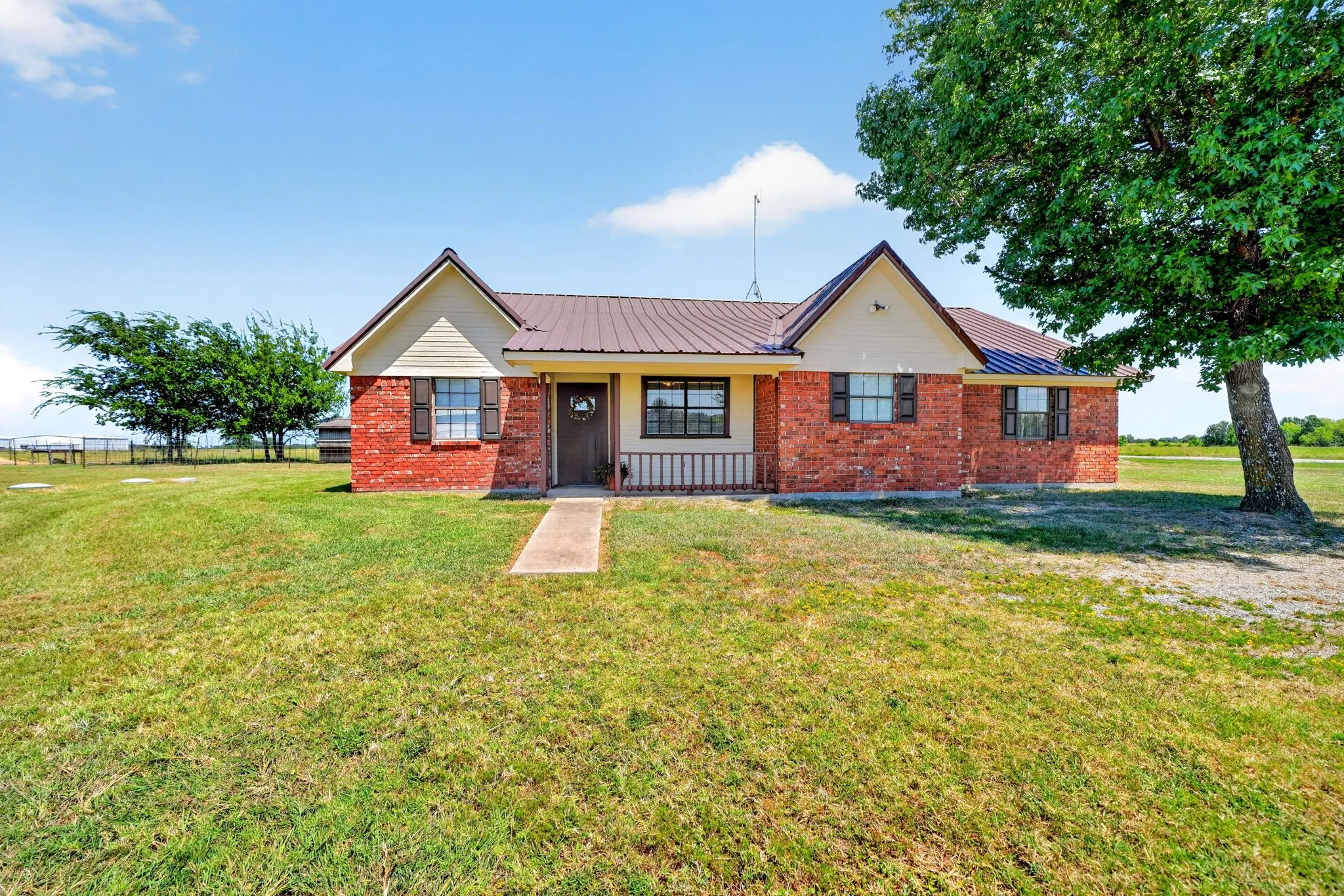 Single Family Residence For Sale in Hunt County , 7261 State Highway 50, Commerce, Texas 75428, 3 Bedroom, 2 Bathroom, 2 Garage spaces, 1,617 Sqft, built in 1989, mls#21343319, Real Estate Agent in Commerce, Homes For Sale in Hunt county, Homes For Sale in Commerce, Realtor in Commerce Texas, Real Estate Brokerage Independent Realty Texas, Luminita Cordes Realtor
