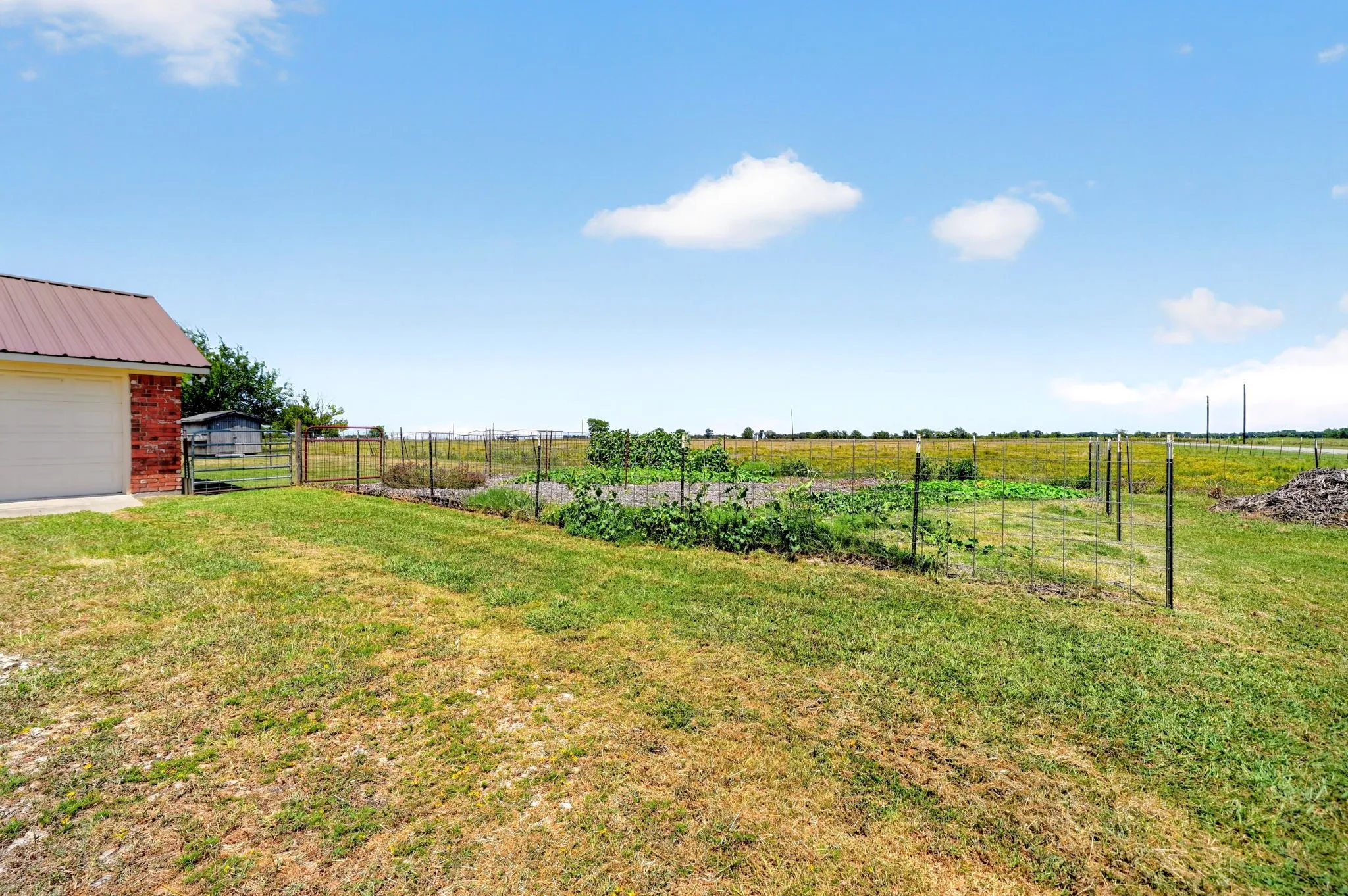 Single Family Residence For Sale in Hunt County , 7261 State Highway 50, Commerce, Texas 75428, 3 Bedroom, 2 Bathroom, 2 Garage spaces, 1,617 Sqft, built in 1989, mls#21343319, Real Estate Agent in Commerce, Homes For Sale in Hunt county, Homes For Sale in Commerce, Realtor in Commerce Texas, Real Estate Brokerage Independent Realty Texas, Luminita Cordes Realtor
