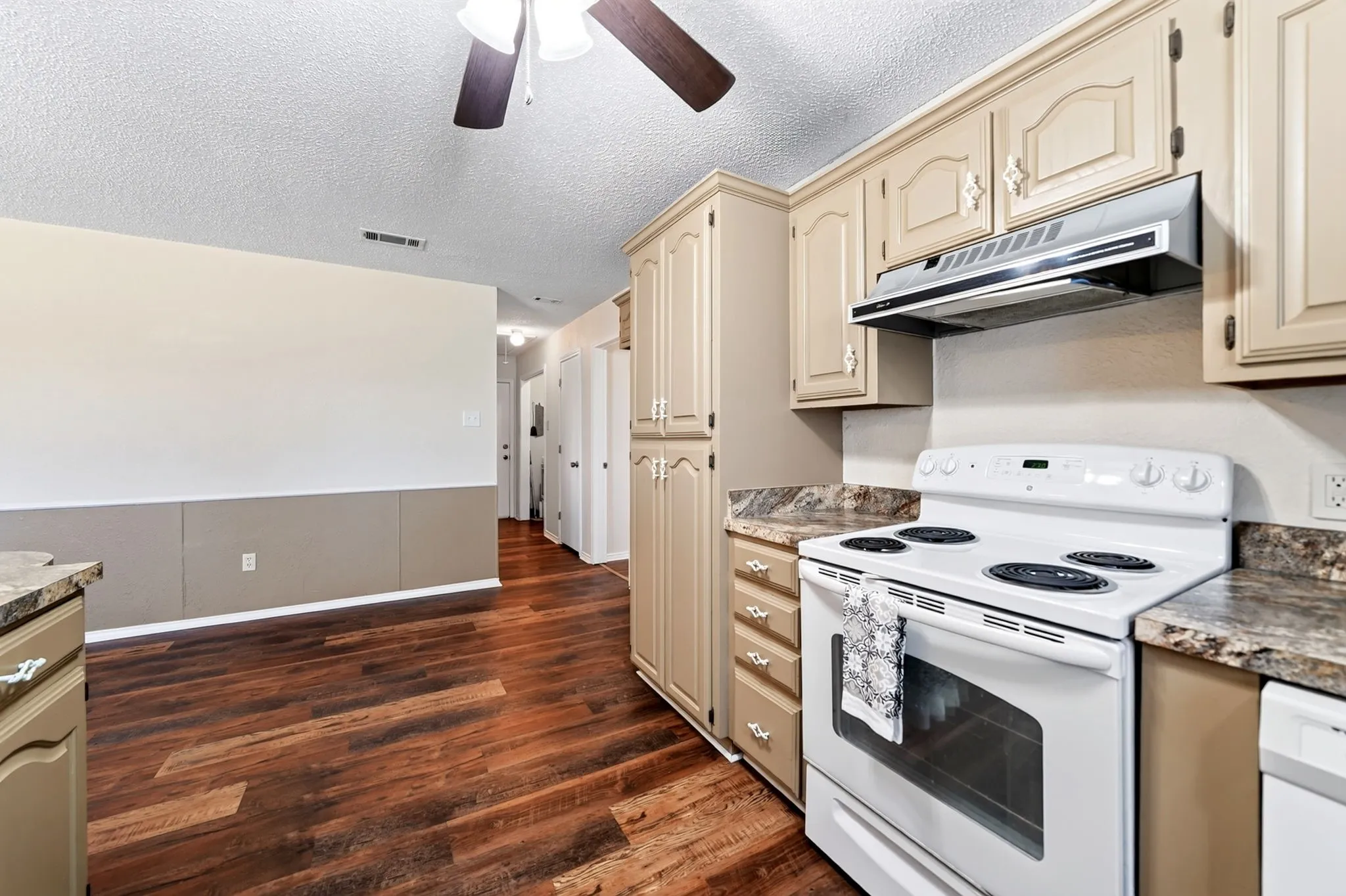 Single Family Residence For Sale in Hunt County , 7261 State Highway 50, Commerce, Texas 75428, 3 Bedroom, 2 Bathroom, 2 Garage spaces, 1,617 Sqft, built in 1989, mls#21343319, Real Estate Agent in Commerce, Homes For Sale in Hunt county, Homes For Sale in Commerce, Realtor in Commerce Texas, Real Estate Brokerage Independent Realty Texas, Luminita Cordes Realtor