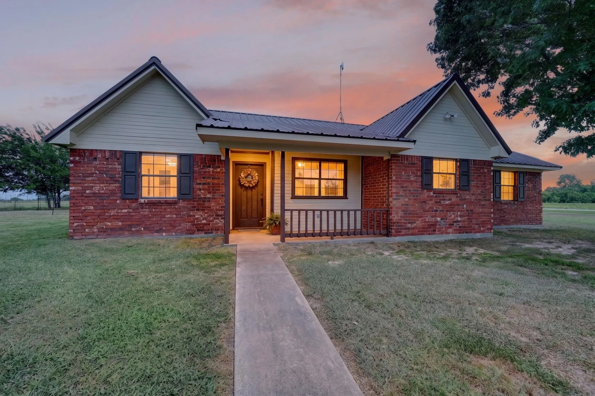 Single Family Residence For Sale in Hunt County , 7261 State Highway 50, Commerce, Texas 75428, 3 Bedroom, 2 Bathroom, 2 Garage spaces, 1,617 Sqft, built in 1989, mls#21343319, Real Estate Agent in Commerce, Homes For Sale in Hunt county, Homes For Sale in Commerce, Realtor in Commerce Texas, Real Estate Brokerage Independent Realty Texas, Luminita Cordes Realtor