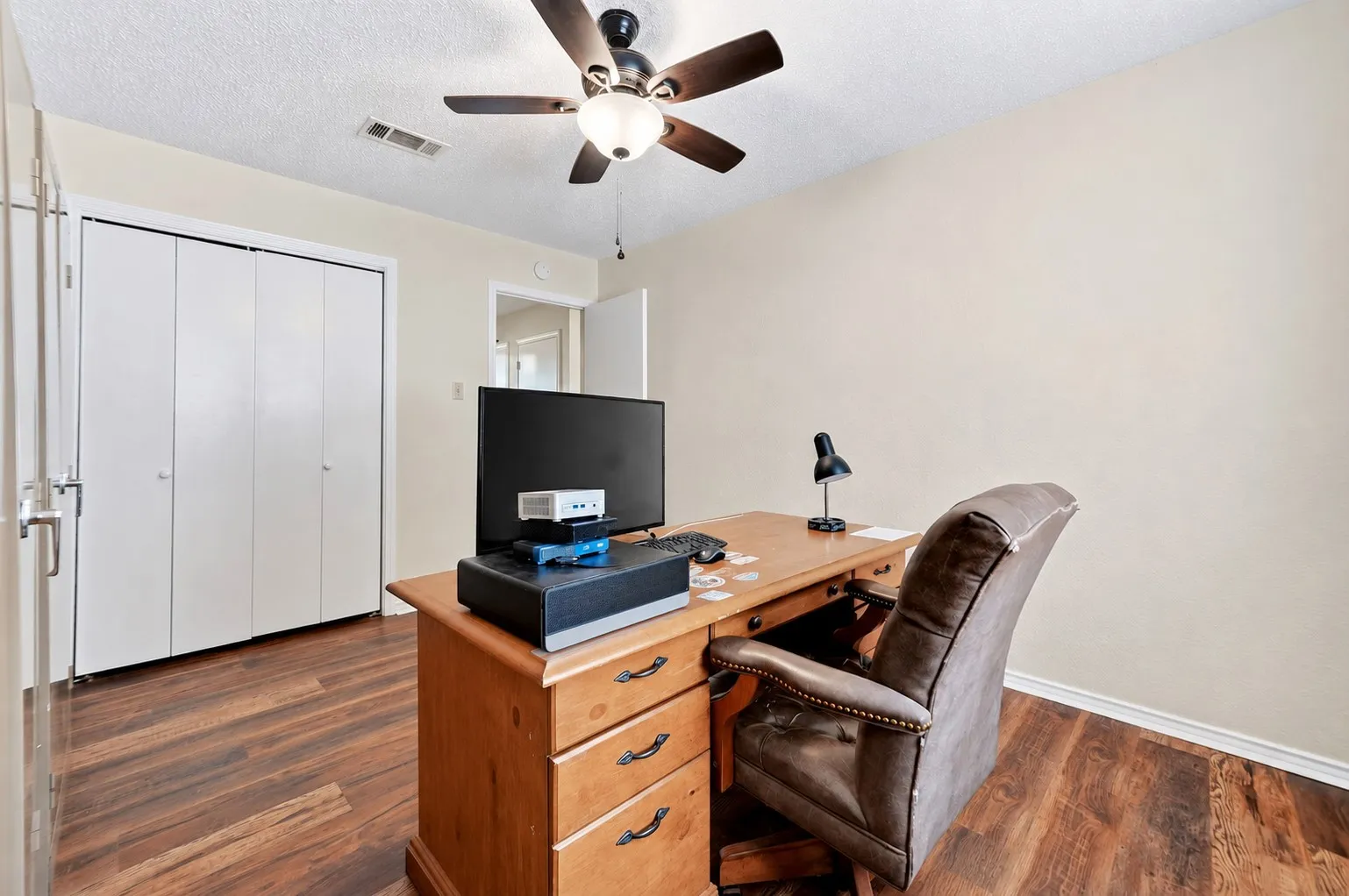 Single Family Residence For Sale in Hunt County , 7261 State Highway 50, Commerce, Texas 75428, 3 Bedroom, 2 Bathroom, 2 Garage spaces, 1,617 Sqft, built in 1989, mls#21343319, Real Estate Agent in Commerce, Homes For Sale in Hunt county, Homes For Sale in Commerce, Realtor in Commerce Texas, Real Estate Brokerage Independent Realty Texas, Luminita Cordes Realtor