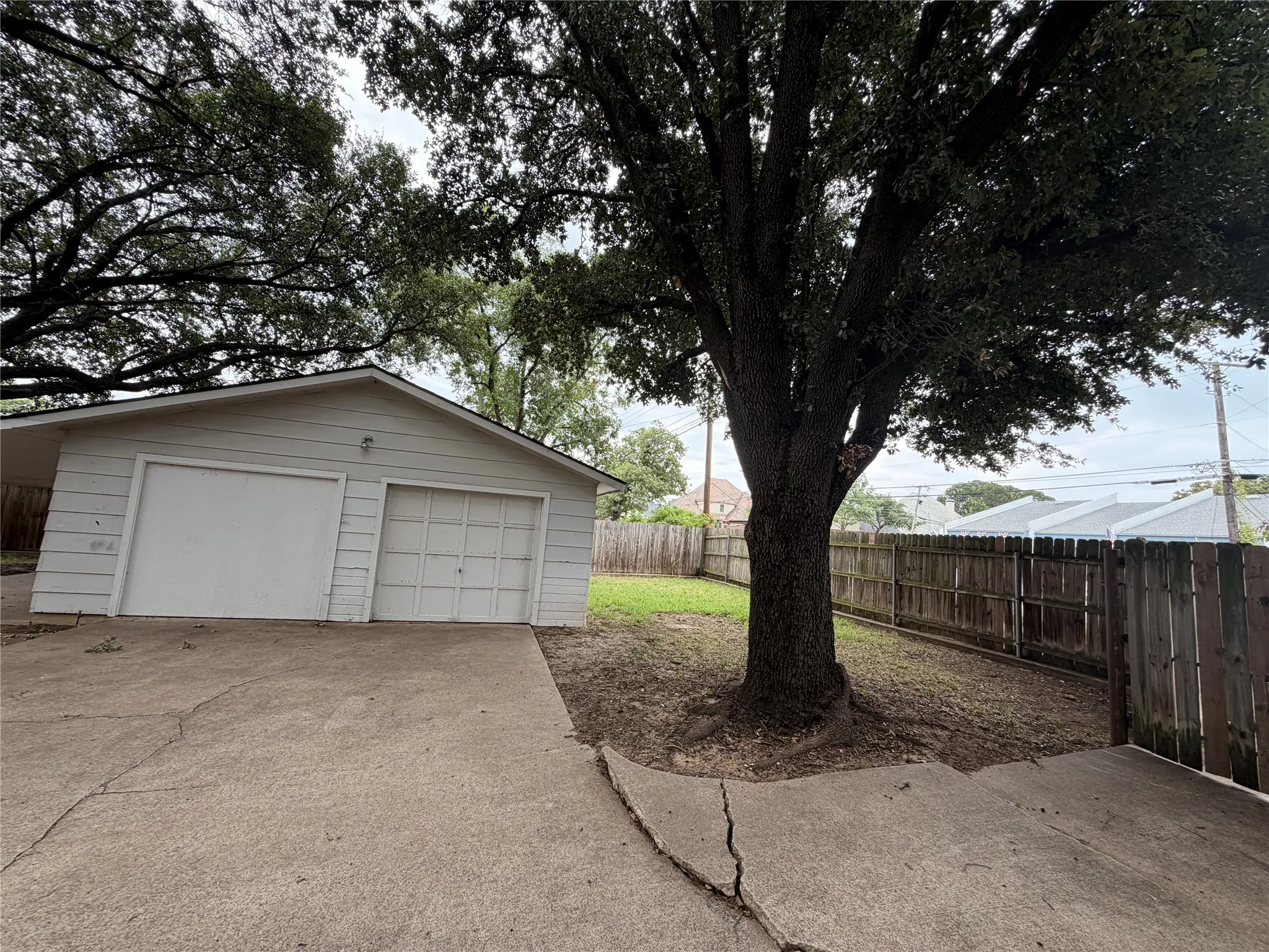 Single Family Residence For Sale in Tarrant County , 3004 David Lane, Arlington, Texas 76013, 3 Bedroom, 2 Bathroom, 4 Garage spaces, 1,553 Sqft, built in 1965, mls#21343289, Real Estate Agent in Arlington, Homes For Sale in Tarrant county, Homes For Sale in Arlington, Realtor in Arlington Texas, Real Estate Brokerage Independent Realty Texas, Luminita Cordes Realtor