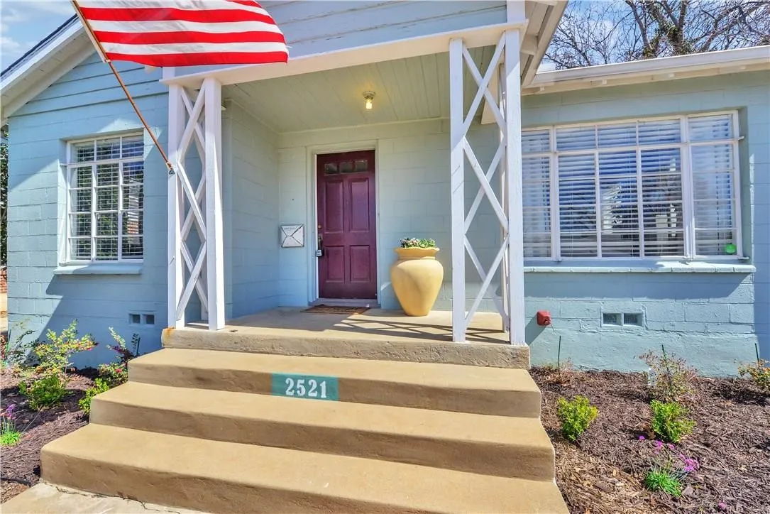 Single Family Residence For Rent in Tarrant County , 2521 Forest Park Boulevard, Fort Worth, Texas 76110, 2 Bedroom, 1 Bathroom, 2 Garage spaces, 1,028 Sqft, built in 1949, mls#21343345, Real Estate Agent in Fort Worth, Homes For Rent in Tarrant county, Homes For Rent in Fort Worth, Realtor in Fort Worth Texas, Real Estate Brokerage Independent Realty Texas, Luminita Cordes Realtor