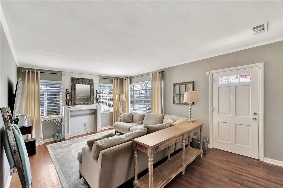 Single Family Residence For Rent in Tarrant County , 2521 Forest Park Boulevard, Fort Worth, Texas 76110, 2 Bedroom, 1 Bathroom, 2 Garage spaces, 1,028 Sqft, built in 1949, mls#21343345, Real Estate Agent in Fort Worth, Homes For Rent in Tarrant county, Homes For Rent in Fort Worth, Realtor in Fort Worth Texas, Real Estate Brokerage Independent Realty Texas, Luminita Cordes Realtor