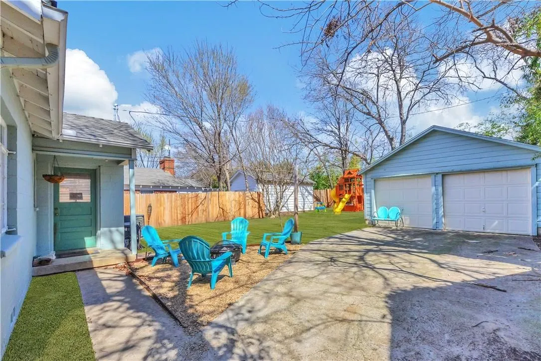 Single Family Residence For Rent in Tarrant County , 2521 Forest Park Boulevard, Fort Worth, Texas 76110, 2 Bedroom, 1 Bathroom, 2 Garage spaces, 1,028 Sqft, built in 1949, mls#21343345, Real Estate Agent in Fort Worth, Homes For Rent in Tarrant county, Homes For Rent in Fort Worth, Realtor in Fort Worth Texas, Real Estate Brokerage Independent Realty Texas, Luminita Cordes Realtor