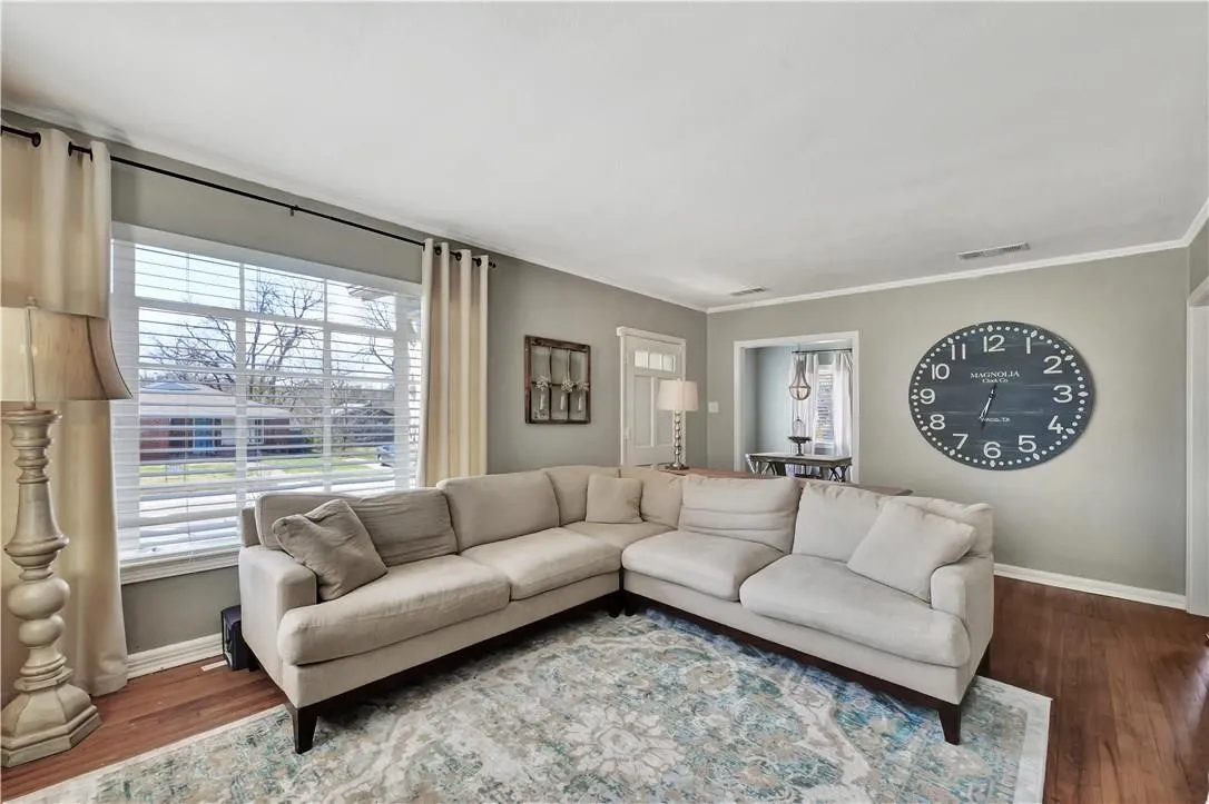Single Family Residence For Rent in Tarrant County , 2521 Forest Park Boulevard, Fort Worth, Texas 76110, 2 Bedroom, 1 Bathroom, 2 Garage spaces, 1,028 Sqft, built in 1949, mls#21343345, Real Estate Agent in Fort Worth, Homes For Rent in Tarrant county, Homes For Rent in Fort Worth, Realtor in Fort Worth Texas, Real Estate Brokerage Independent Realty Texas, Luminita Cordes Realtor