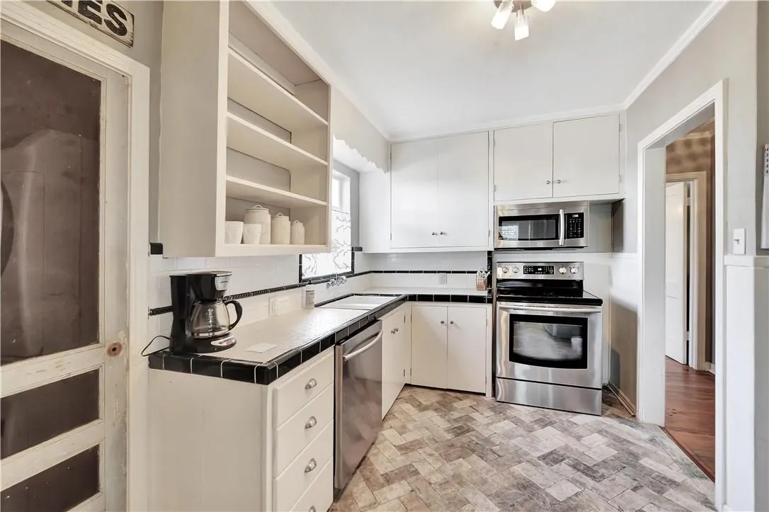 Single Family Residence For Rent in Tarrant County , 2521 Forest Park Boulevard, Fort Worth, Texas 76110, 2 Bedroom, 1 Bathroom, 2 Garage spaces, 1,028 Sqft, built in 1949, mls#21343345, Real Estate Agent in Fort Worth, Homes For Rent in Tarrant county, Homes For Rent in Fort Worth, Realtor in Fort Worth Texas, Real Estate Brokerage Independent Realty Texas, Luminita Cordes Realtor