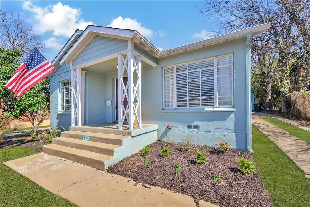 Single Family Residence For Rent in Tarrant County , 2521 Forest Park Boulevard, Fort Worth, Texas 76110, 2 Bedroom, 1 Bathroom, 2 Garage spaces, 1,028 Sqft, built in 1949, mls#21343345, Real Estate Agent in Fort Worth, Homes For Rent in Tarrant county, Homes For Rent in Fort Worth, Realtor in Fort Worth Texas, Real Estate Brokerage Independent Realty Texas, Luminita Cordes Realtor