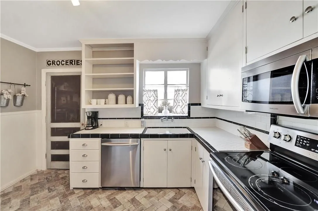 Single Family Residence For Rent in Tarrant County , 2521 Forest Park Boulevard, Fort Worth, Texas 76110, 2 Bedroom, 1 Bathroom, 2 Garage spaces, 1,028 Sqft, built in 1949, mls#21343345, Real Estate Agent in Fort Worth, Homes For Rent in Tarrant county, Homes For Rent in Fort Worth, Realtor in Fort Worth Texas, Real Estate Brokerage Independent Realty Texas, Luminita Cordes Realtor