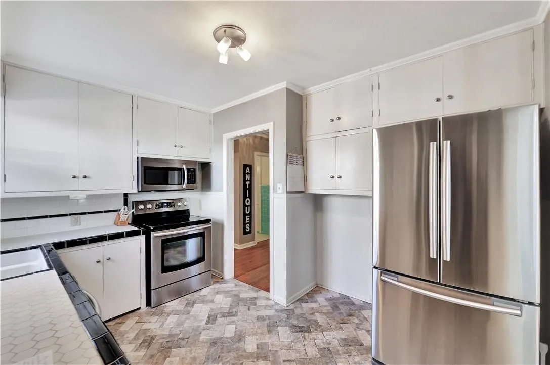 Single Family Residence For Rent in Tarrant County , 2521 Forest Park Boulevard, Fort Worth, Texas 76110, 2 Bedroom, 1 Bathroom, 2 Garage spaces, 1,028 Sqft, built in 1949, mls#21343345, Real Estate Agent in Fort Worth, Homes For Rent in Tarrant county, Homes For Rent in Fort Worth, Realtor in Fort Worth Texas, Real Estate Brokerage Independent Realty Texas, Luminita Cordes Realtor