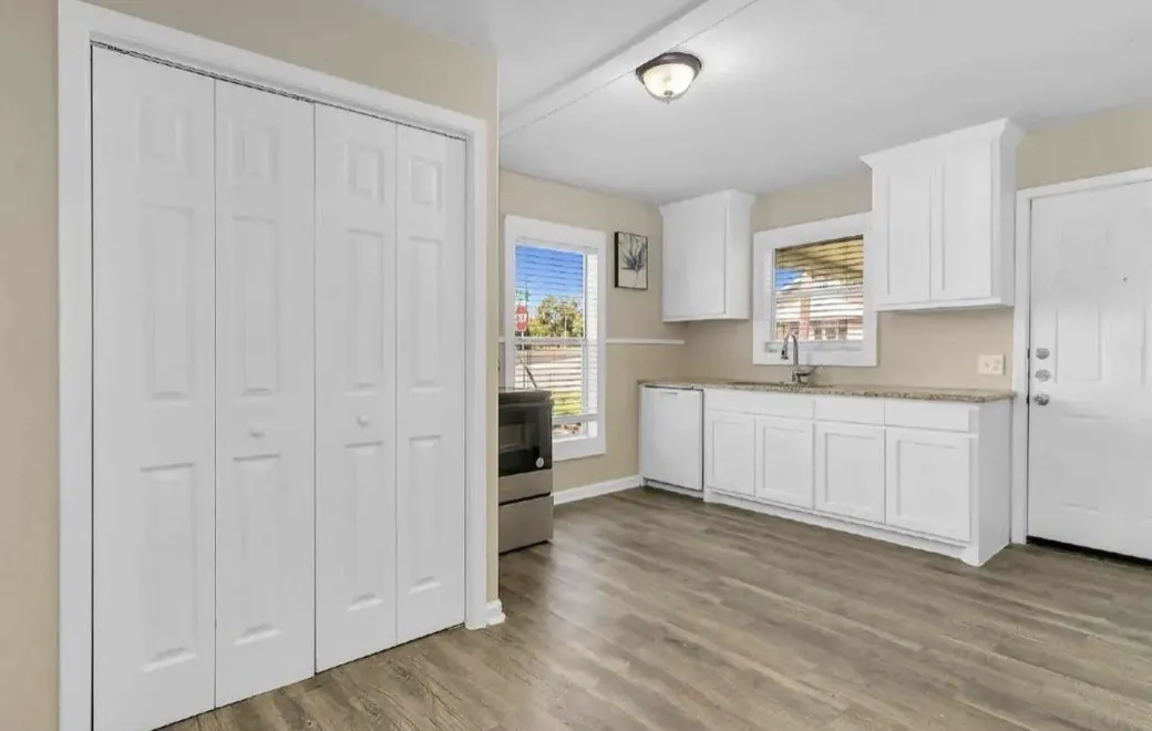 Single Family Residence For Sale in Johnson County , 122 Ramsey Avenue, Cleburne, Texas 76031, 4 Bedroom, 2 Bathroom, Garage spaces, 1,760 Sqft, built in 1953, mls#21334411, Real Estate Agent in Cleburne, Homes For Sale in Johnson county, Homes For Sale in Cleburne, Realtor in Cleburne Texas, Real Estate Brokerage Independent Realty Texas, Luminita Cordes Realtor