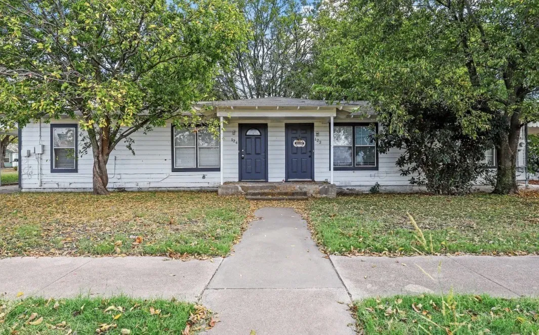 Single Family Residence For Sale in Johnson County , 122 Ramsey Avenue, Cleburne, Texas 76031, 4 Bedroom, 2 Bathroom, Garage spaces, 1,760 Sqft, built in 1953, mls#21334411, Real Estate Agent in Cleburne, Homes For Sale in Johnson county, Homes For Sale in Cleburne, Realtor in Cleburne Texas, Real Estate Brokerage Independent Realty Texas, Luminita Cordes Realtor